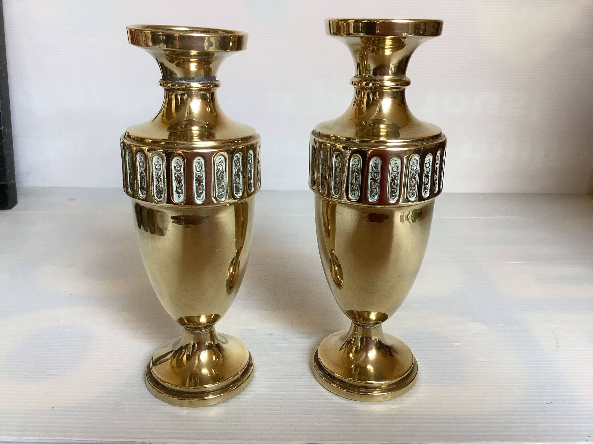 Paire de vases en laiton