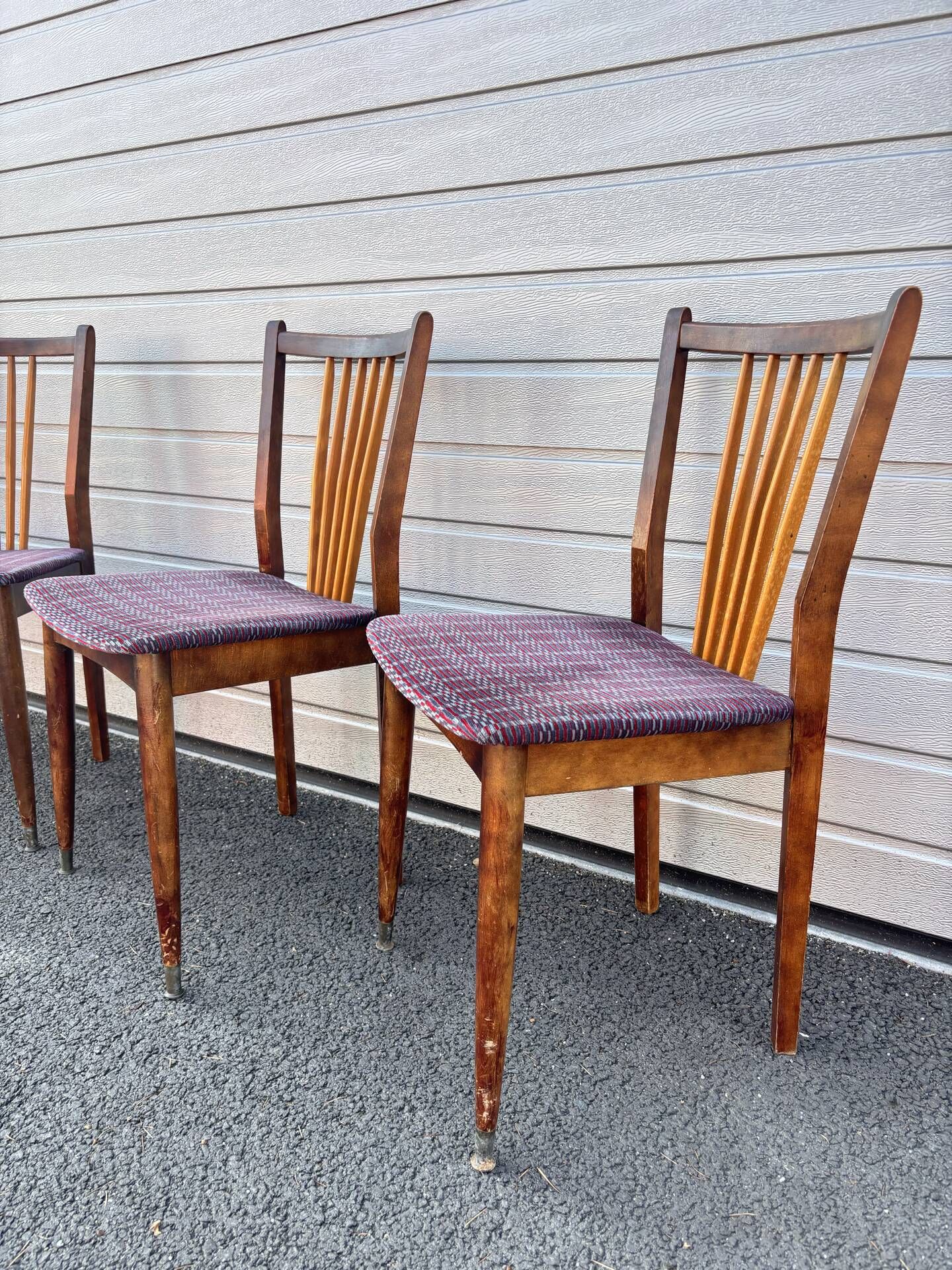 Set of 5 Scandinavian chairs in wood and checked fabric.