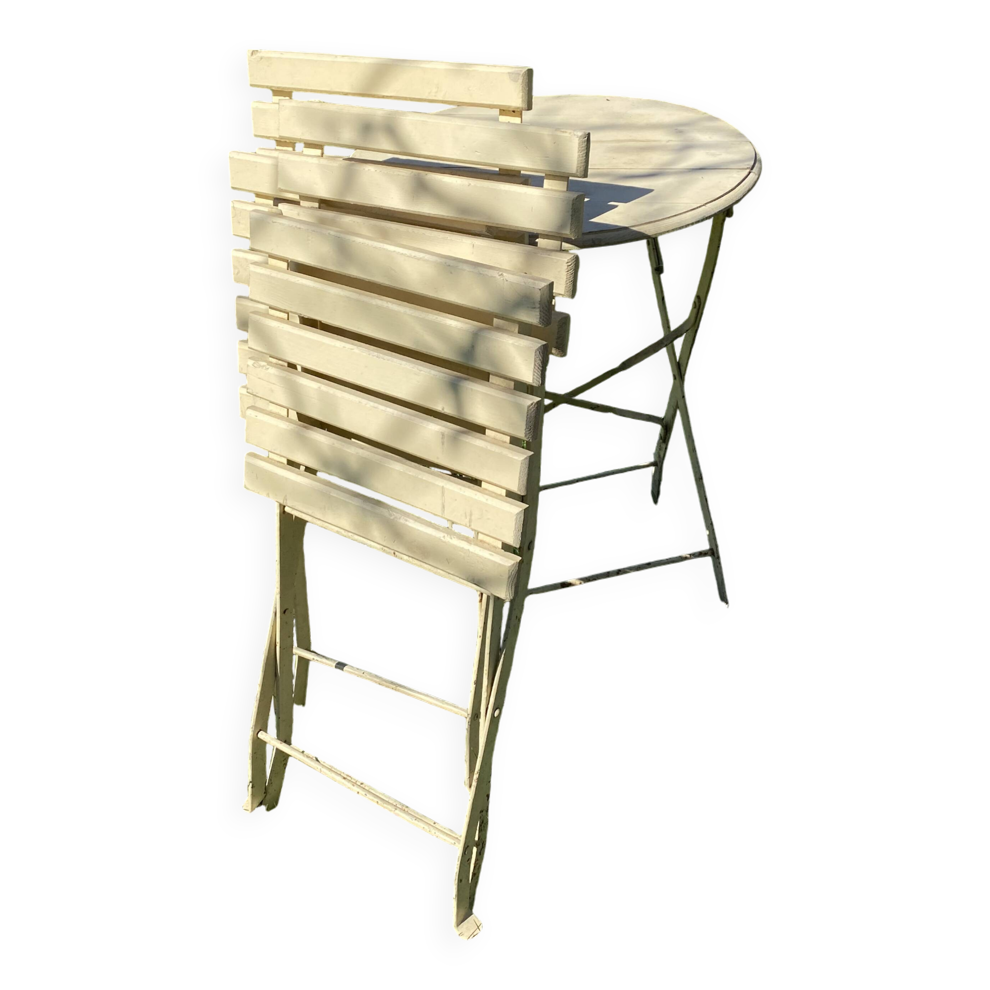 Table et 2 chaises de jardin en métal et bois beige marquées "Bistrot Paris"