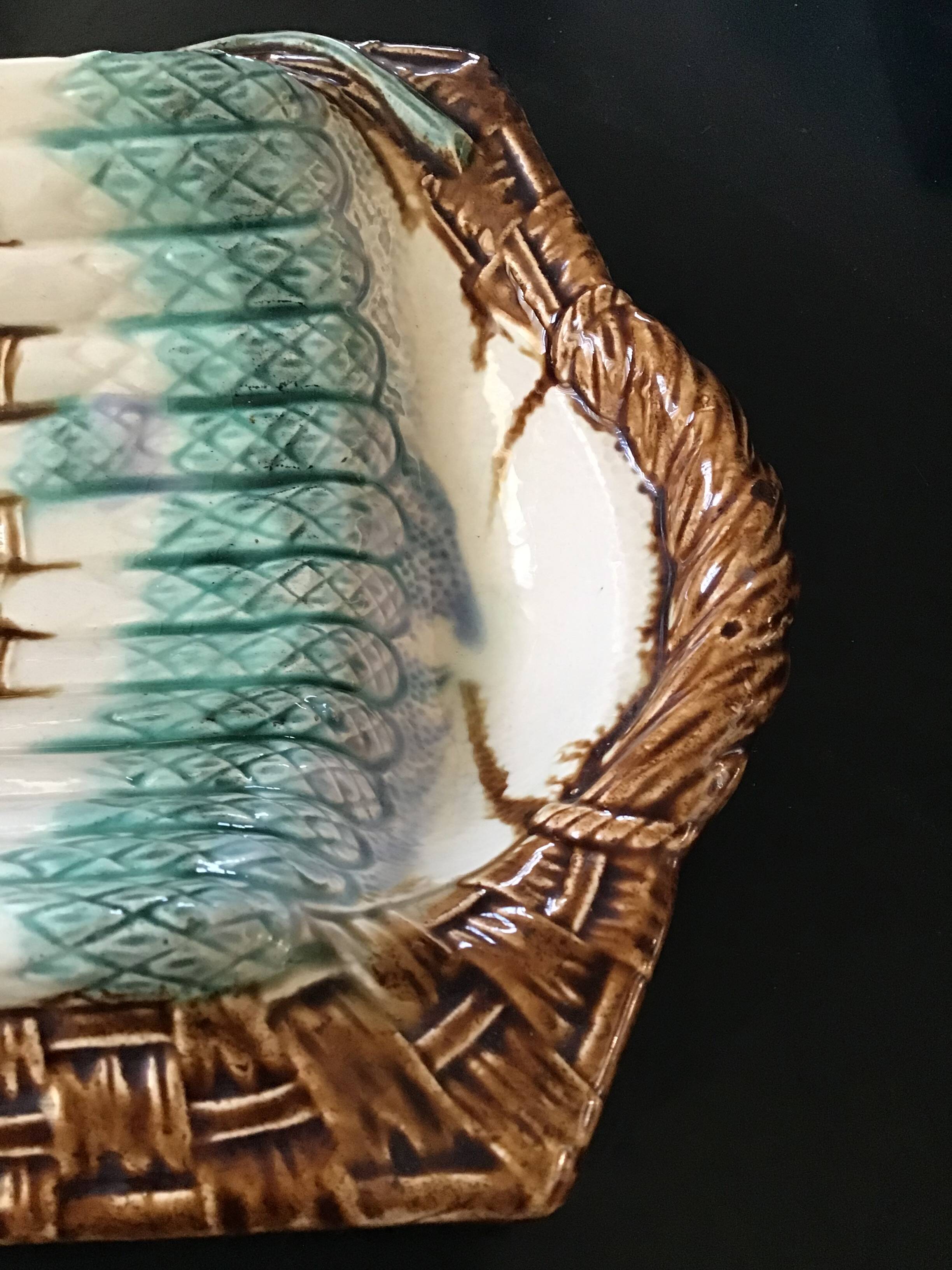 Asparagus dish with earthenware