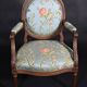 Paire de fauteuils à dossier médaillon de style louis XVI