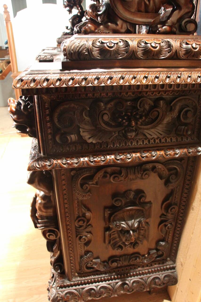 Important Renaissance-style walnut buffet from the 19th century.
