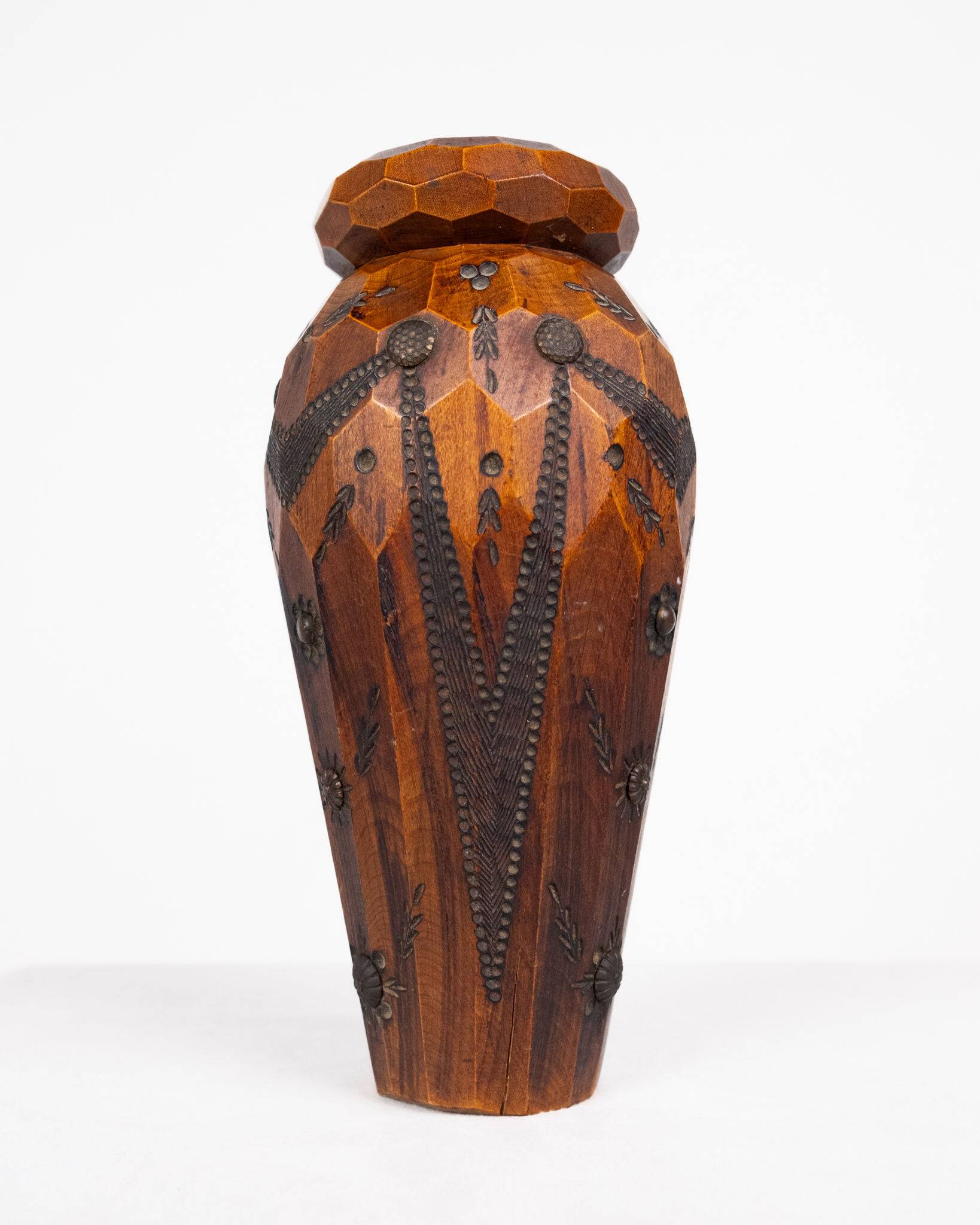 Vase breton en bois sculpté et laiton, Bretagne, France, 1960s