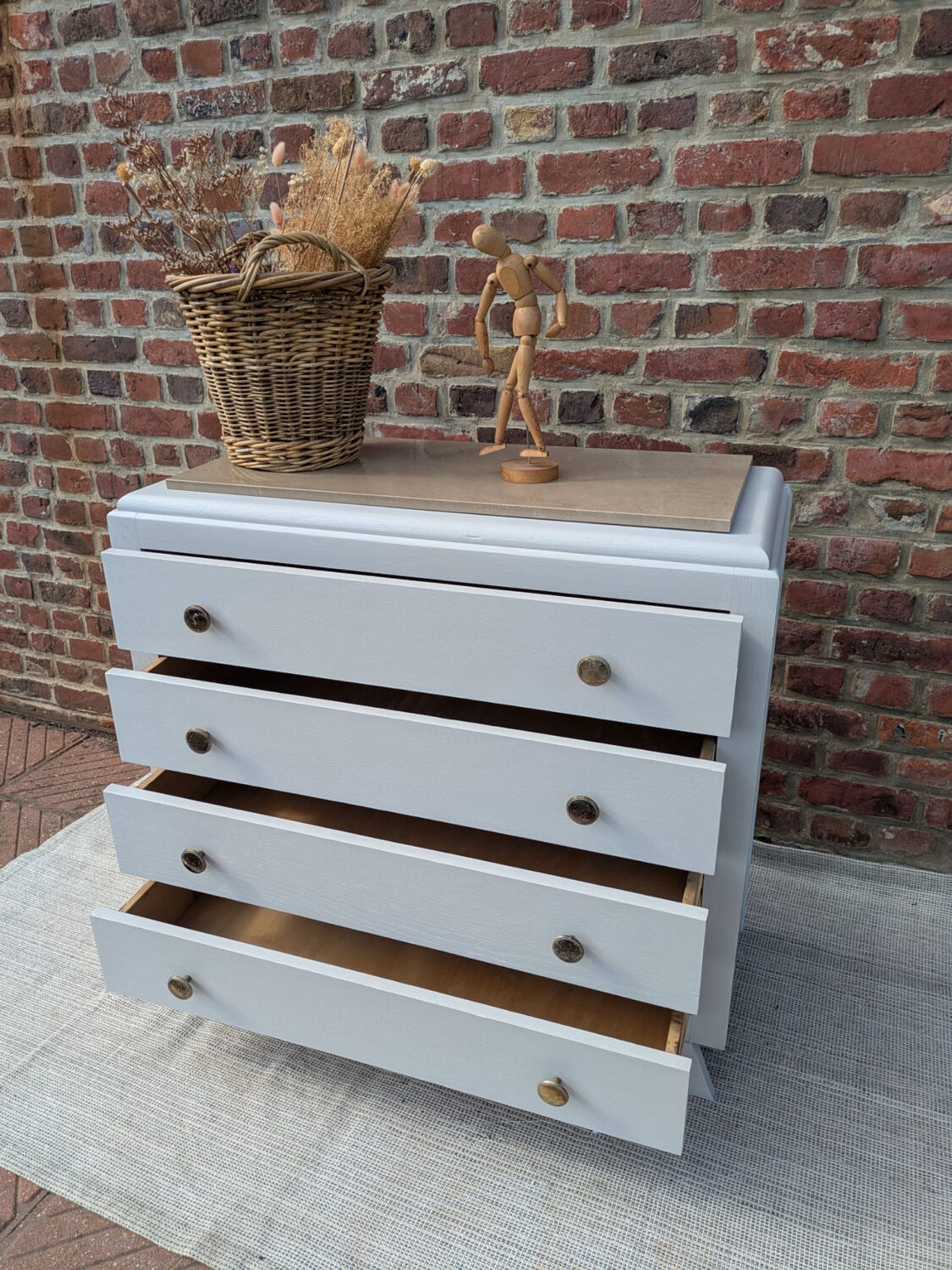 Chest of drawers