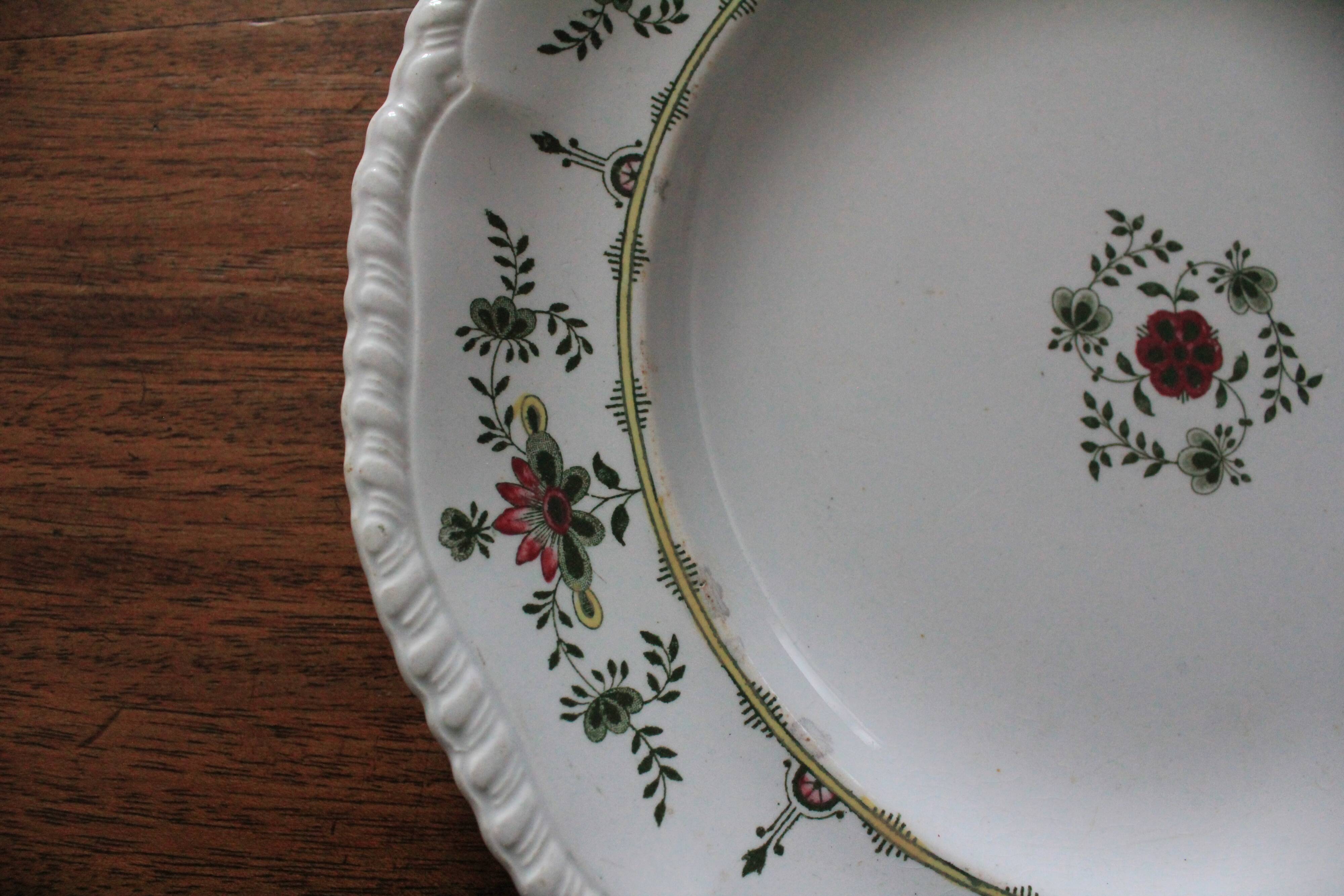 Round plate from the English Manufacture Minton model Venetia.