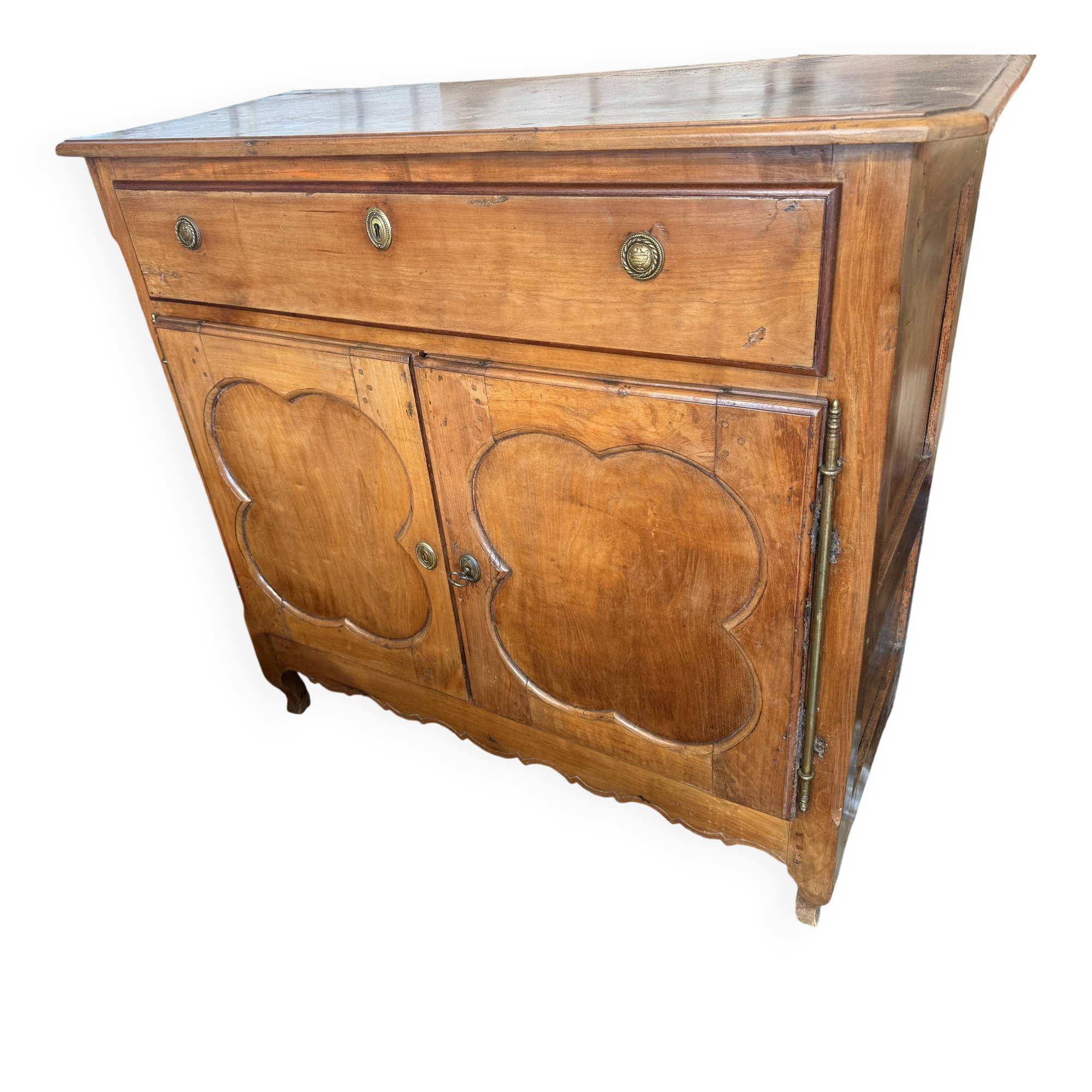 Buffet bas en merisier - Modèle à cœurs