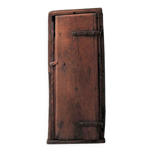 Meuble sculpté dans