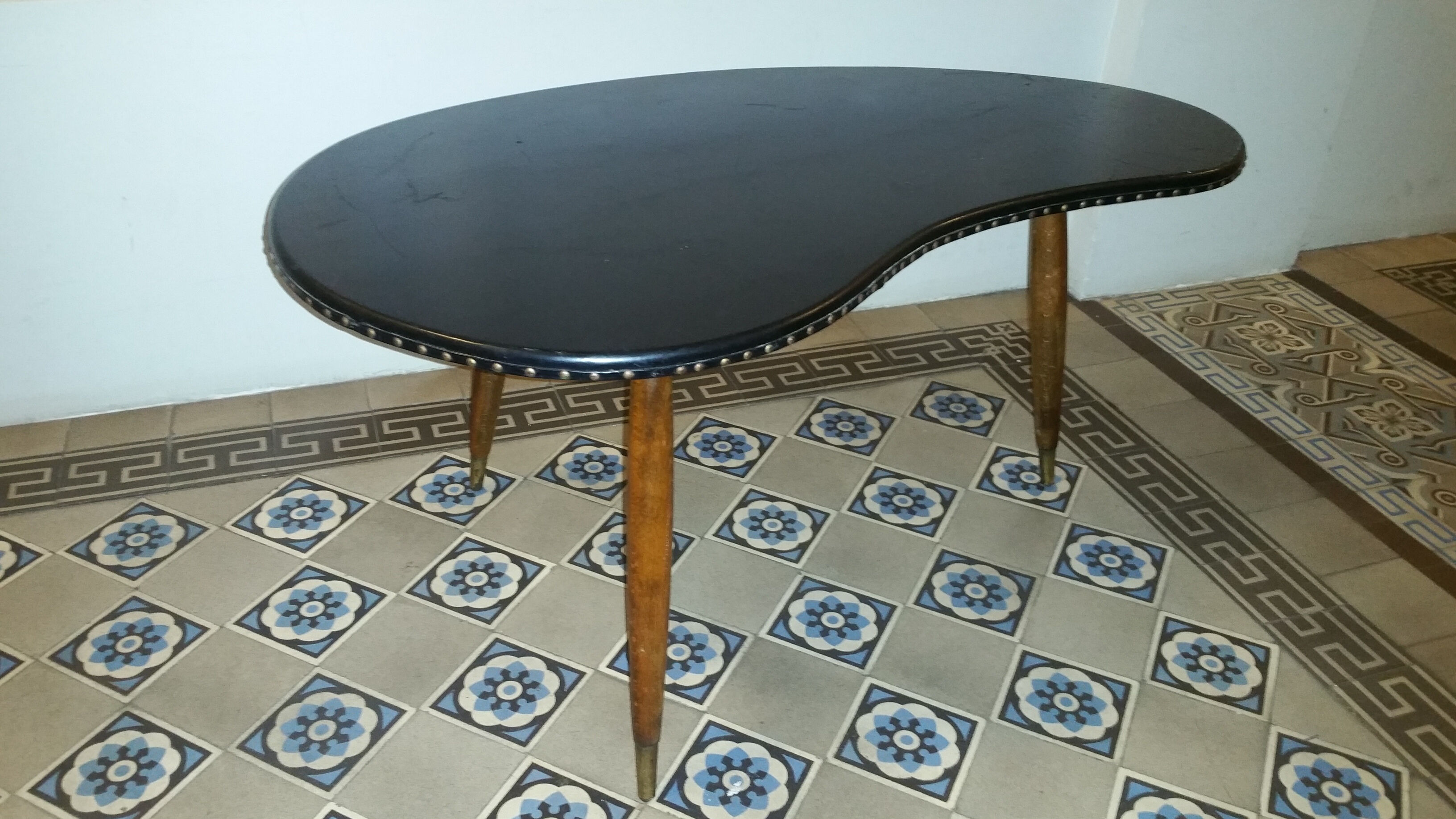 Table low tripod 50/60s black Skai kidney shape