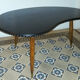 Table basse tripode années 50/60 forme rein Skai noir