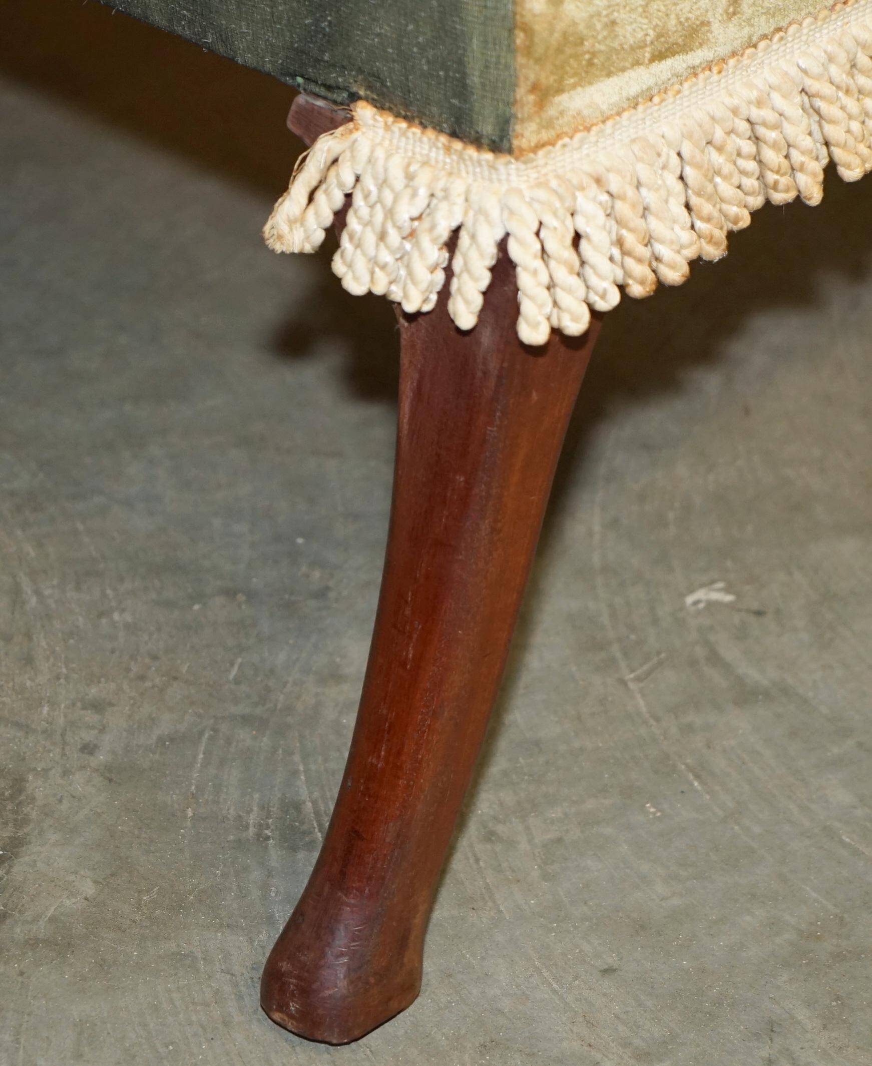 Canapé ancien George III circa 1780 sculpté à la main pieds griffe et boule