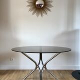 ensemble composé d'une table en chrome et verre fumé et ses 4 chaises tubulaires en chrome et skaï a