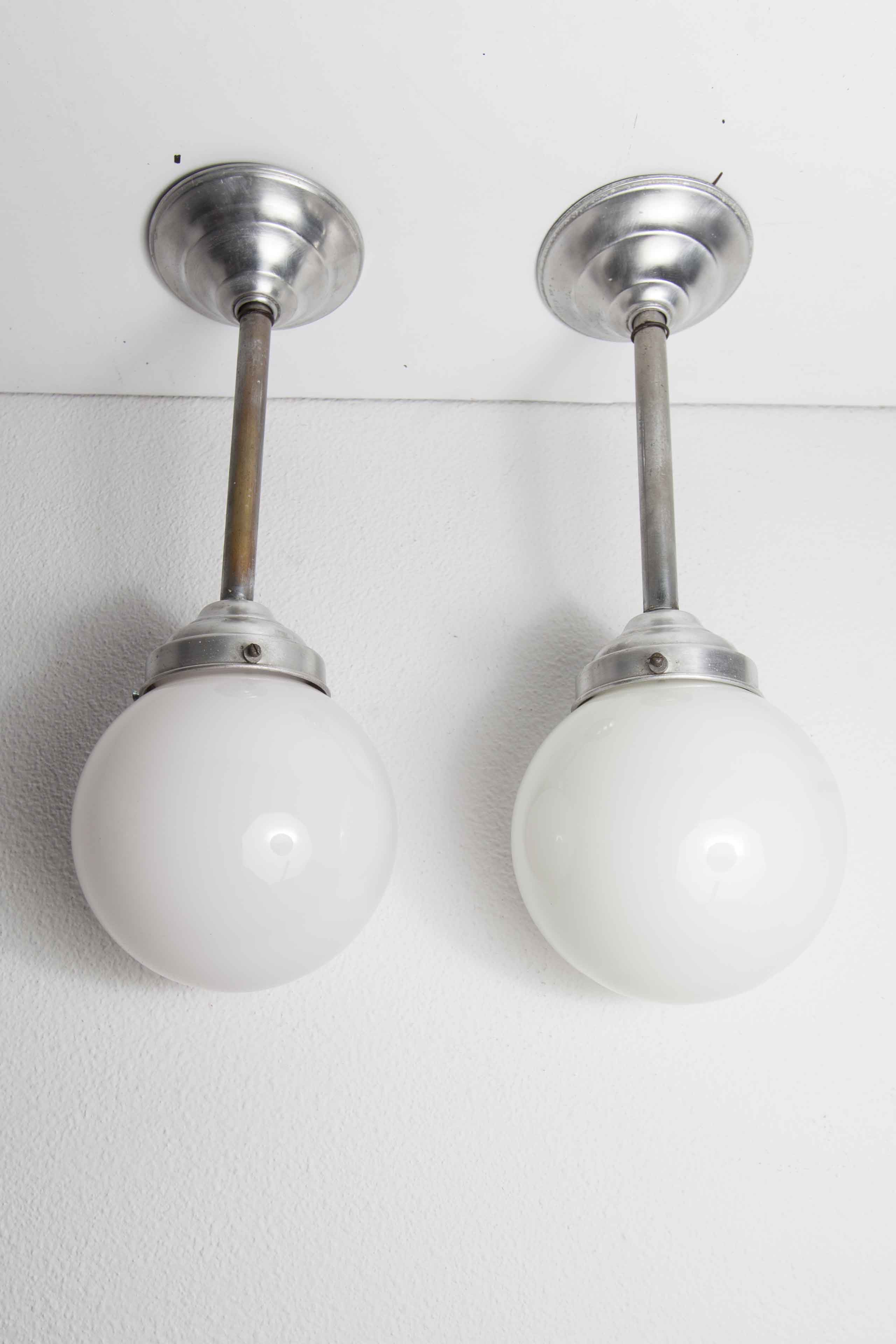 Paire de plafonnier boule 1950 chrome et opaline blanche