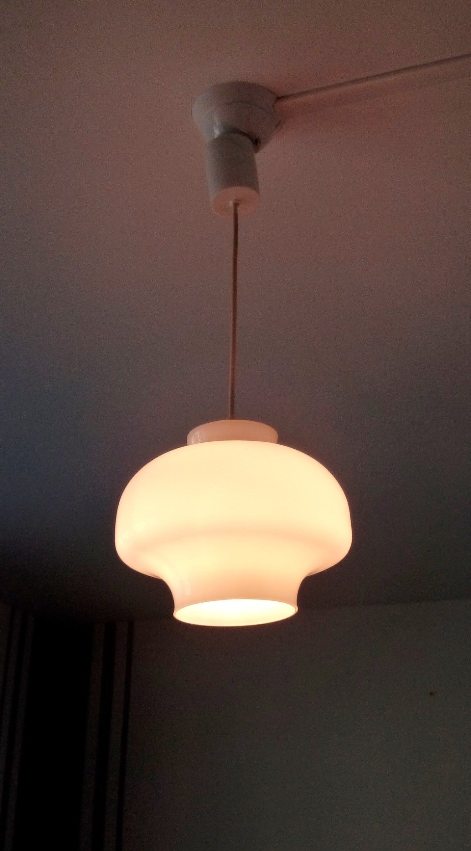 Suspension champignon vintage globe opaline blanche années 70