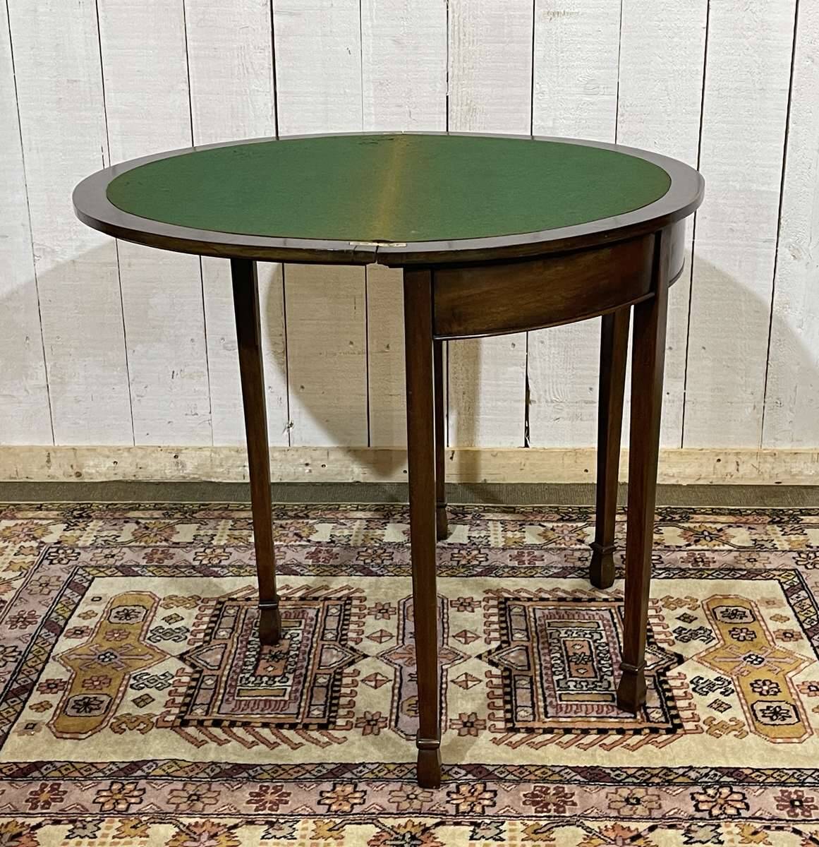 English game table in mahogany from the early 20th century.