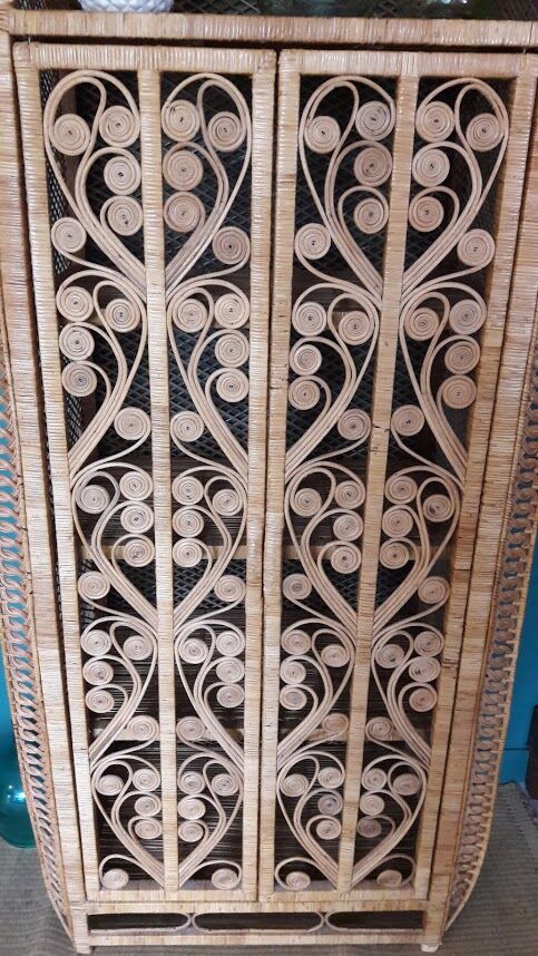 Shelf rattan peacock