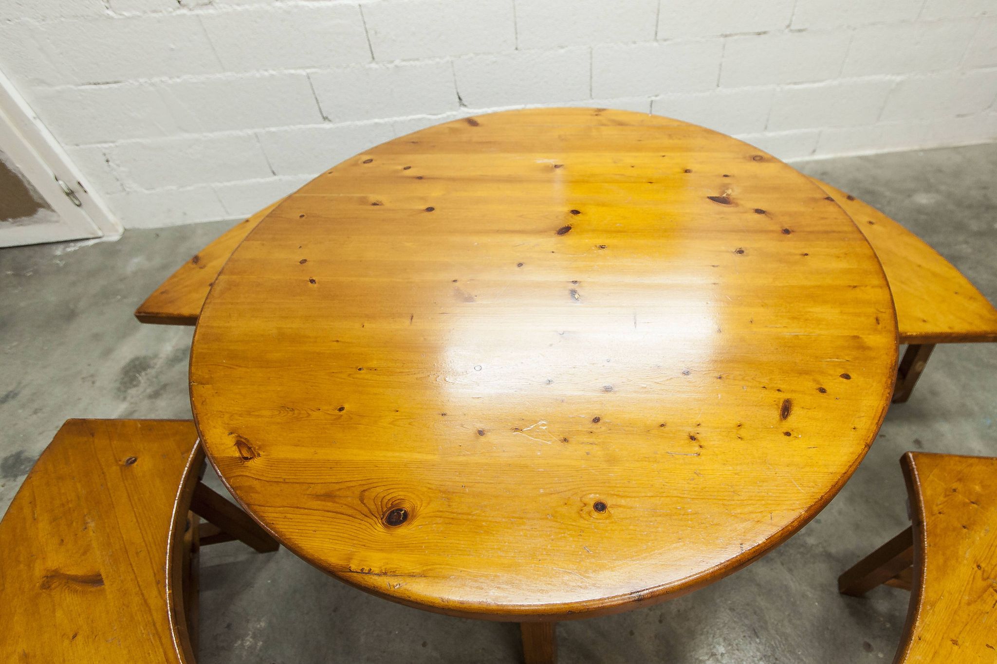 Brutalist ensemble round table 113cm and its 4 rounded stools 1960