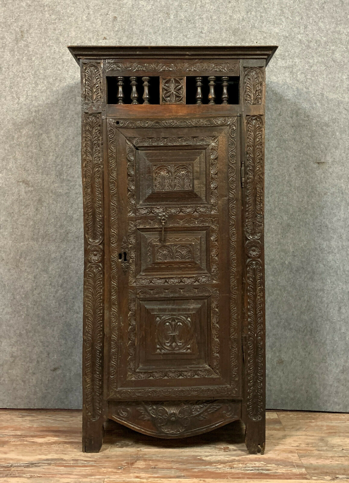 Old Renaissance bonnetière in solid oak with brown patina around 1750