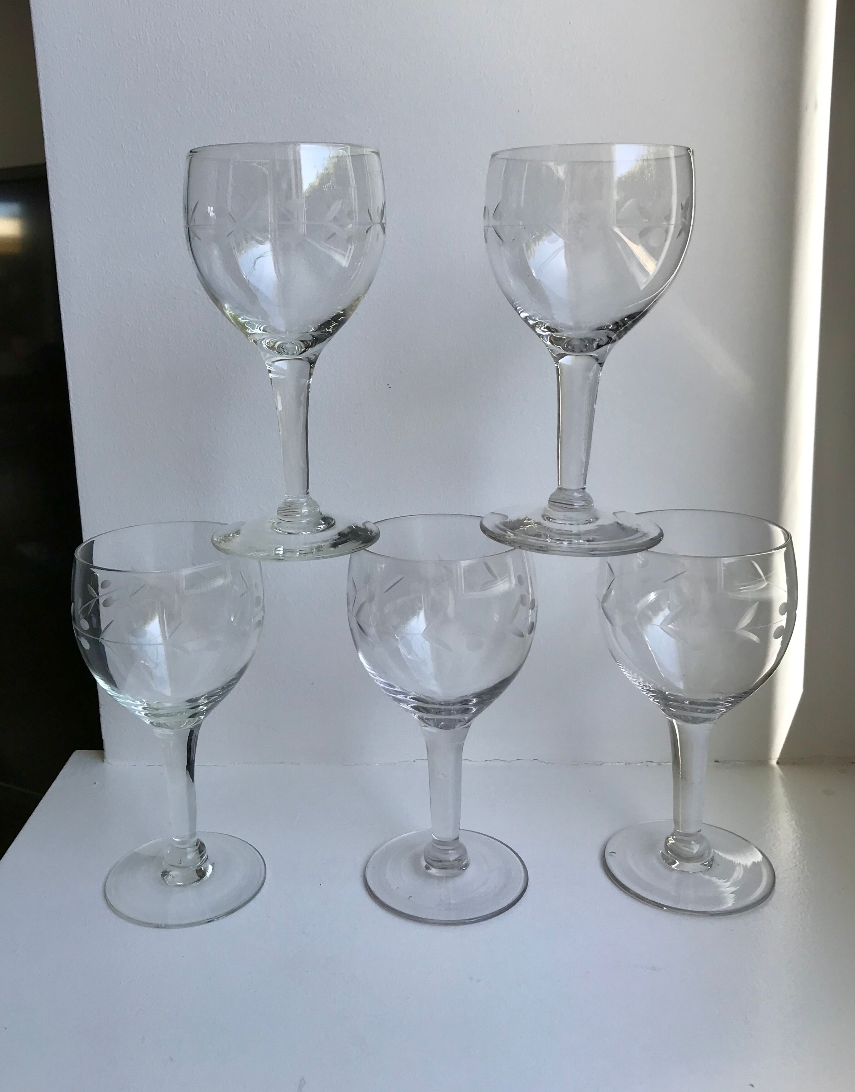 Lot de 5 verres à vin en cristal gravé années 50