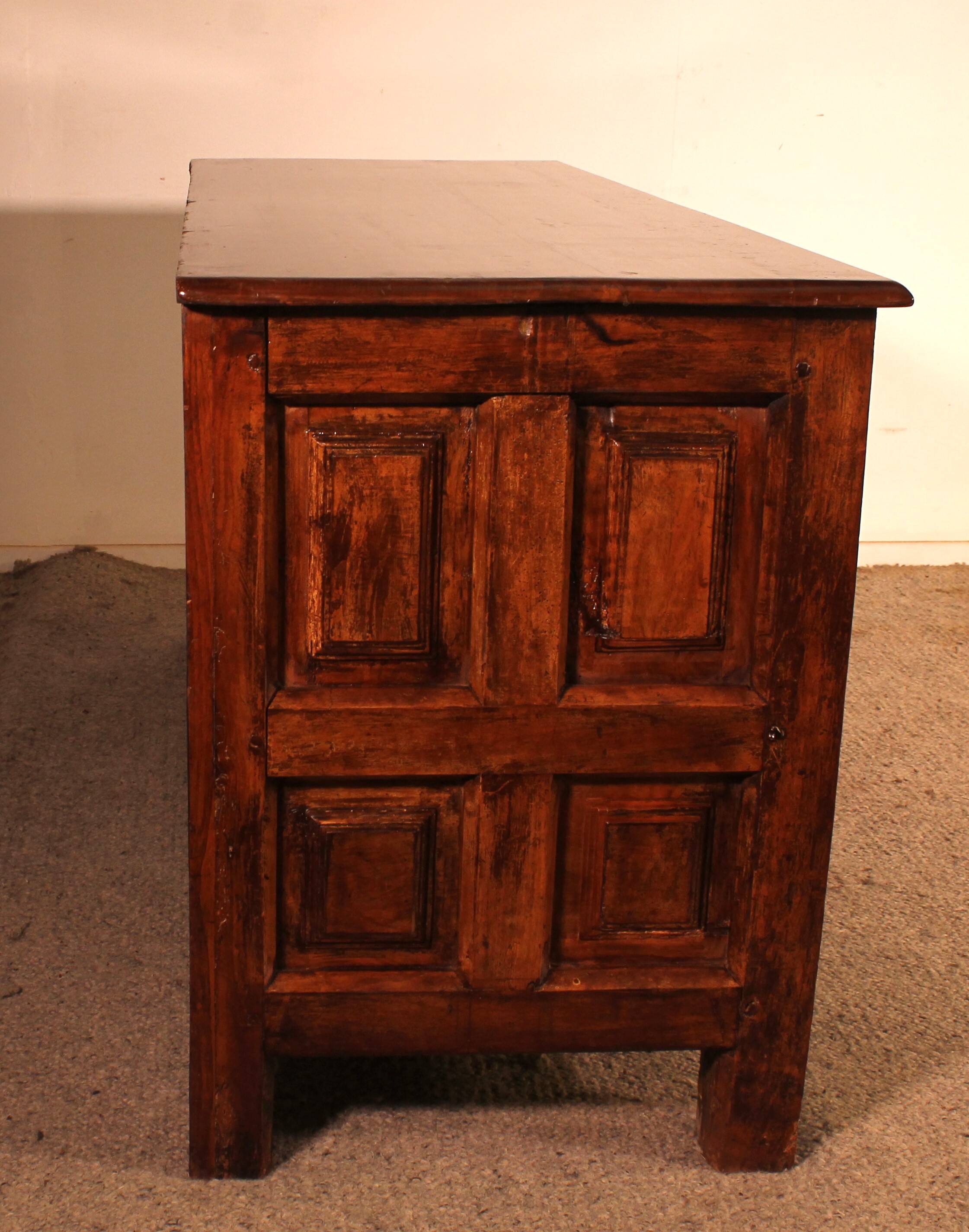 Meuble De Sacristie Renaissance Espagnol En Noyer Circa 1600