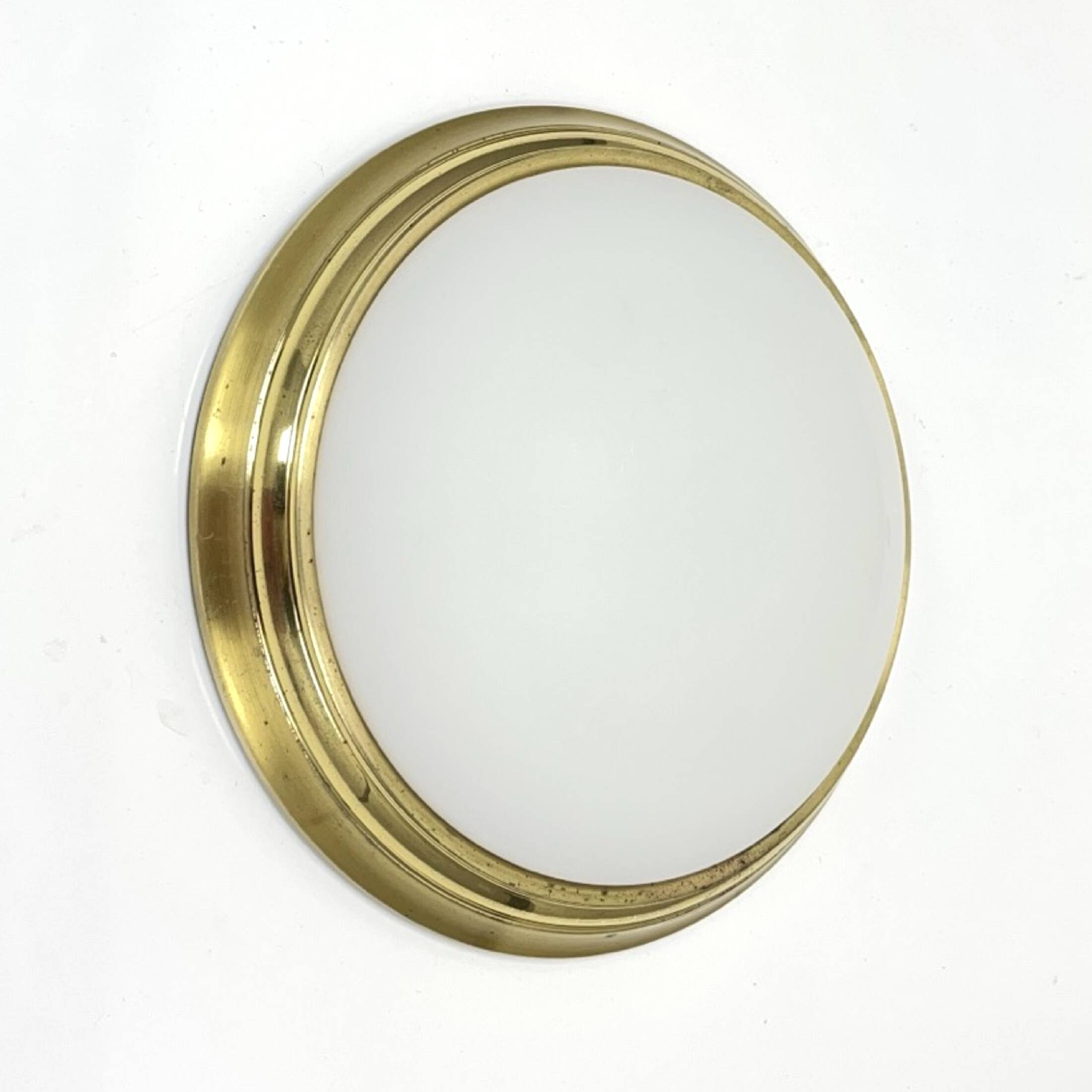 Plafonnier rond Glashütte Limburg des années 1970, en verre de laiton.