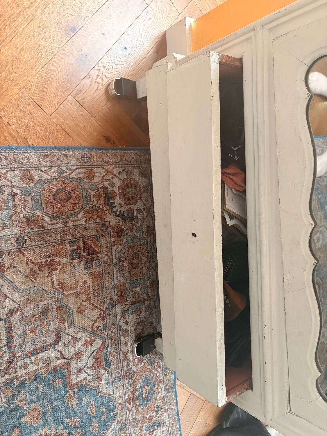 Armoire blanche – Bonbonnière parisienne avec miroir – À rénover
