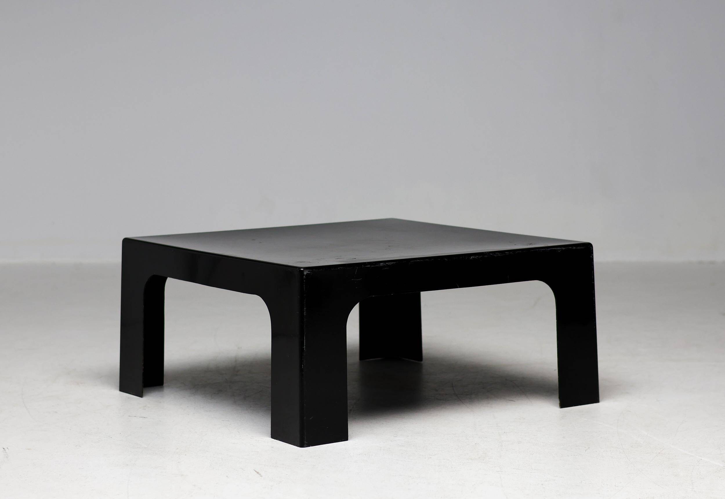 Table basse carrée en fibre de verre noire italienne des années 1970
