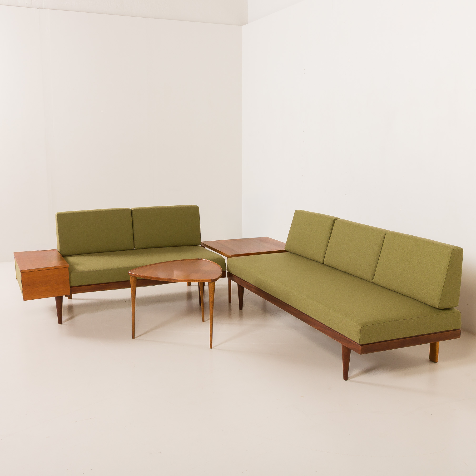 2 canapés et une table d'appoint par Igmar Relling, Norvège
