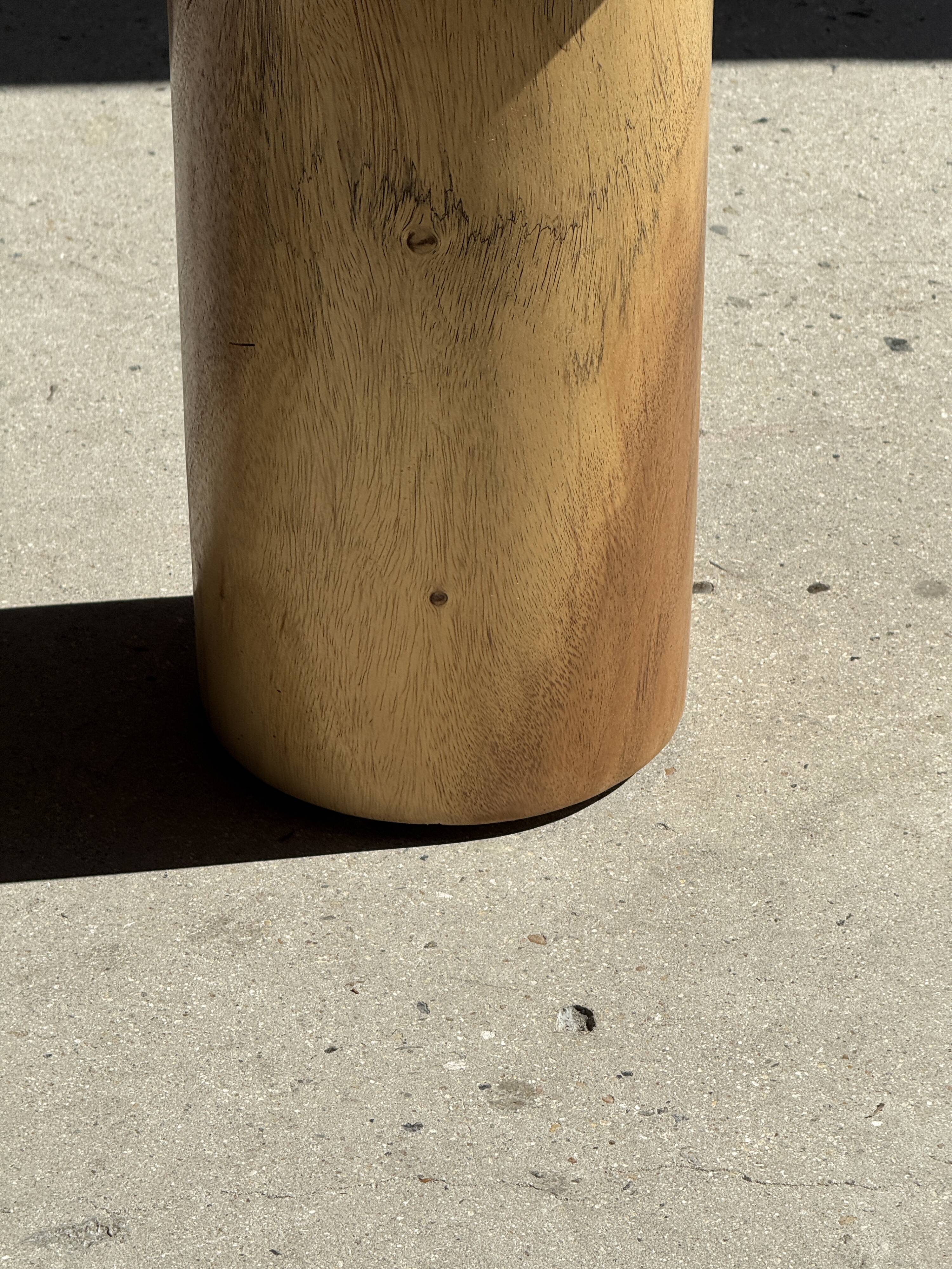 Side table in solid suar with a circular top, column base H51.5 D50.