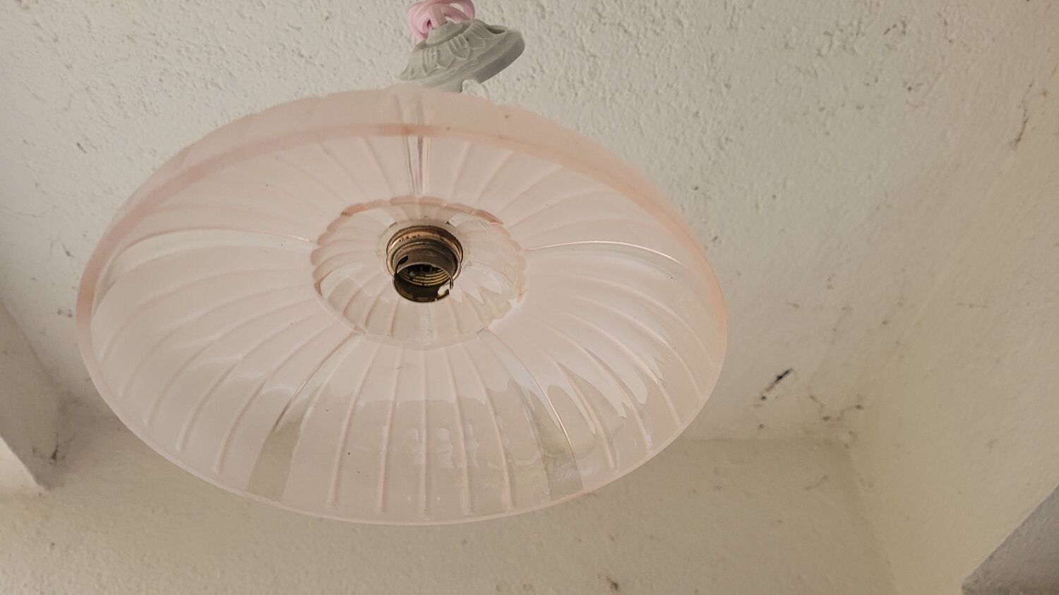 Suspension en verre rose