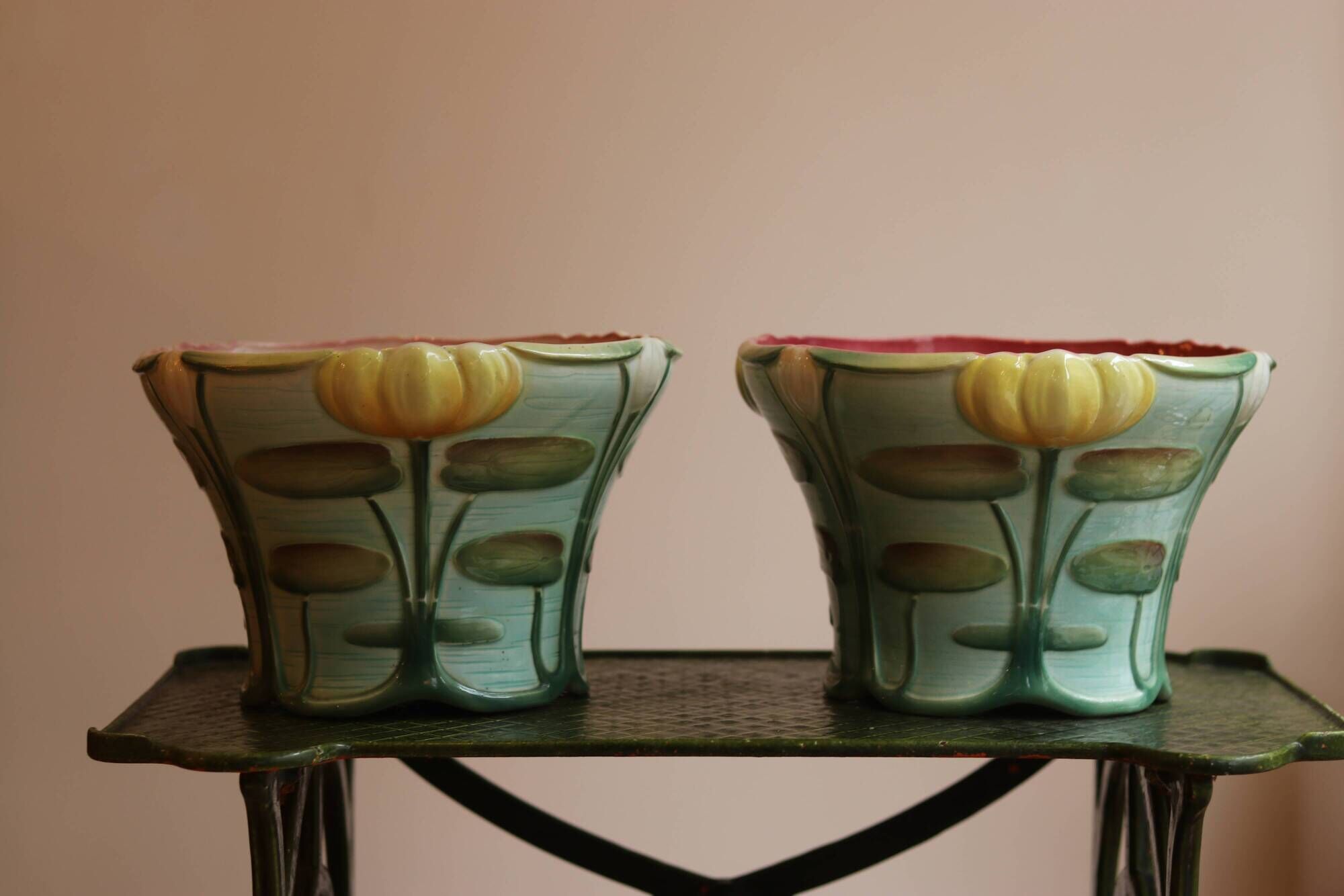 Pair of Art Nouveau cache-pots in barbotine, Saint-Clément manufacture, ve