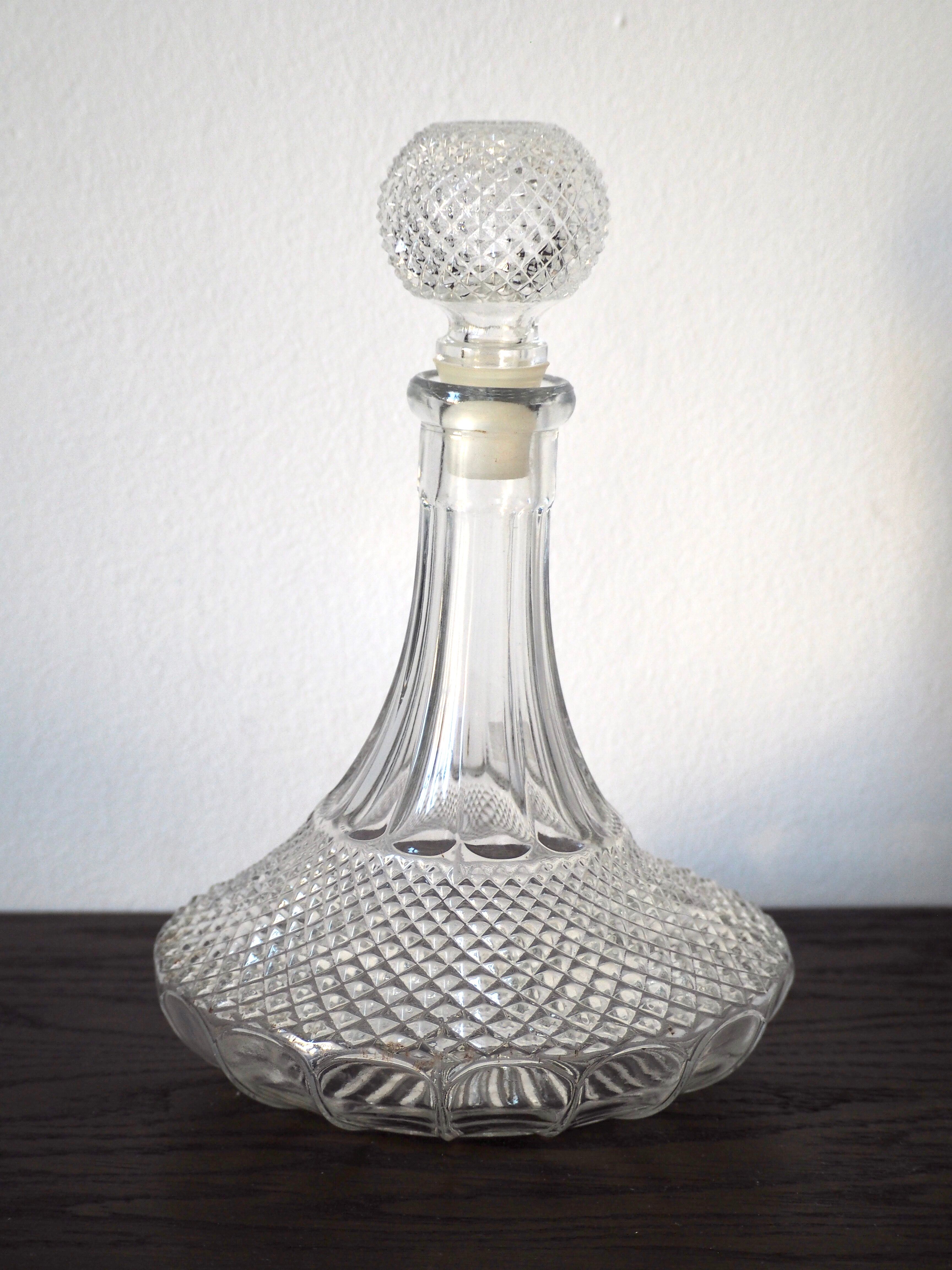 Carafe à vin en verre taillé diamant