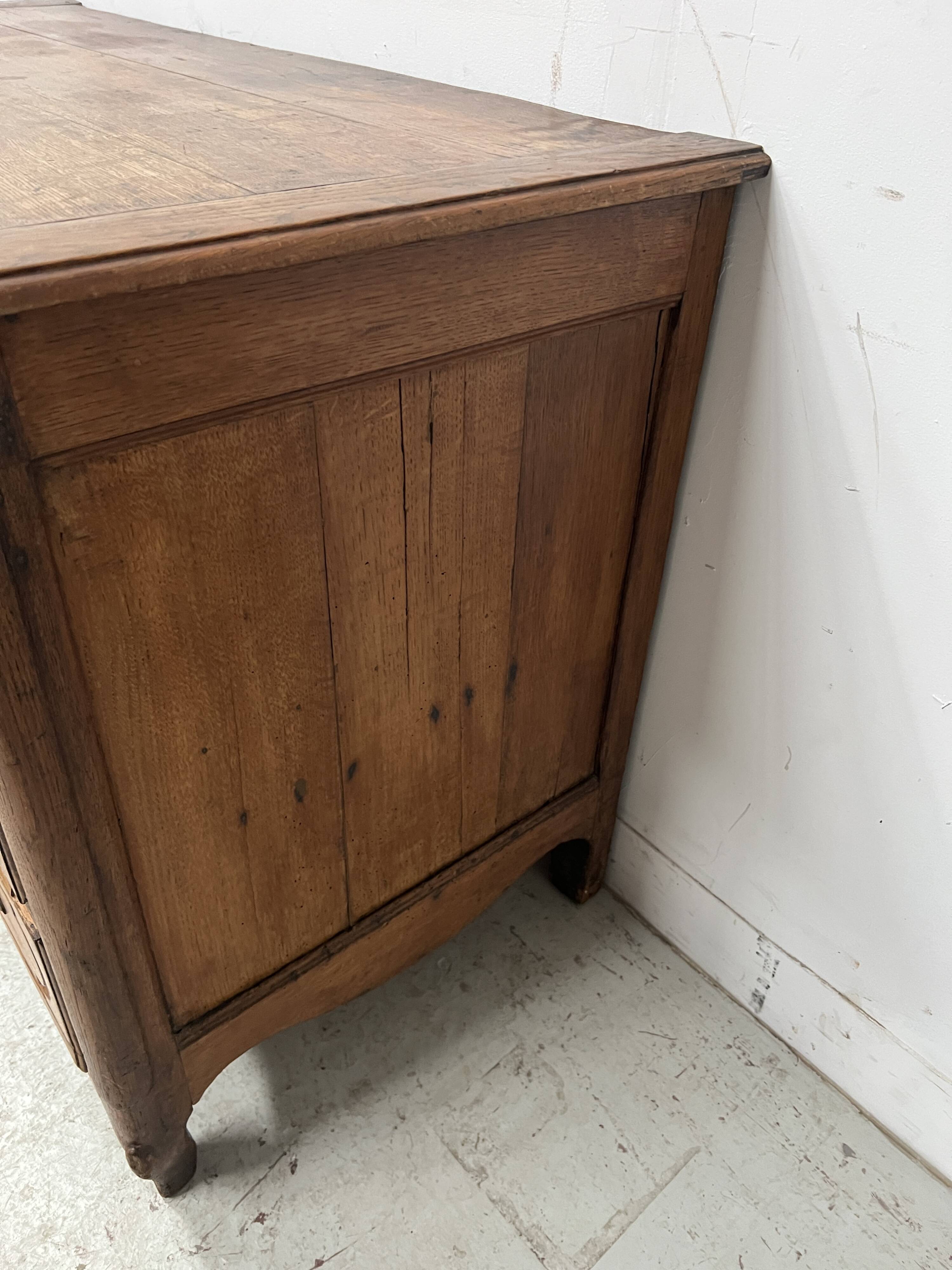 Commode Louis XV en chêne massif du XVIII siècle