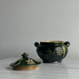 Pot à condiment en céramique verte, décoré de motifs floraux.