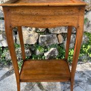 Small Louis XV period writing table in Walnut. 18th Century Period