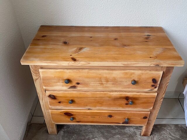 Wooden chest of drawers
