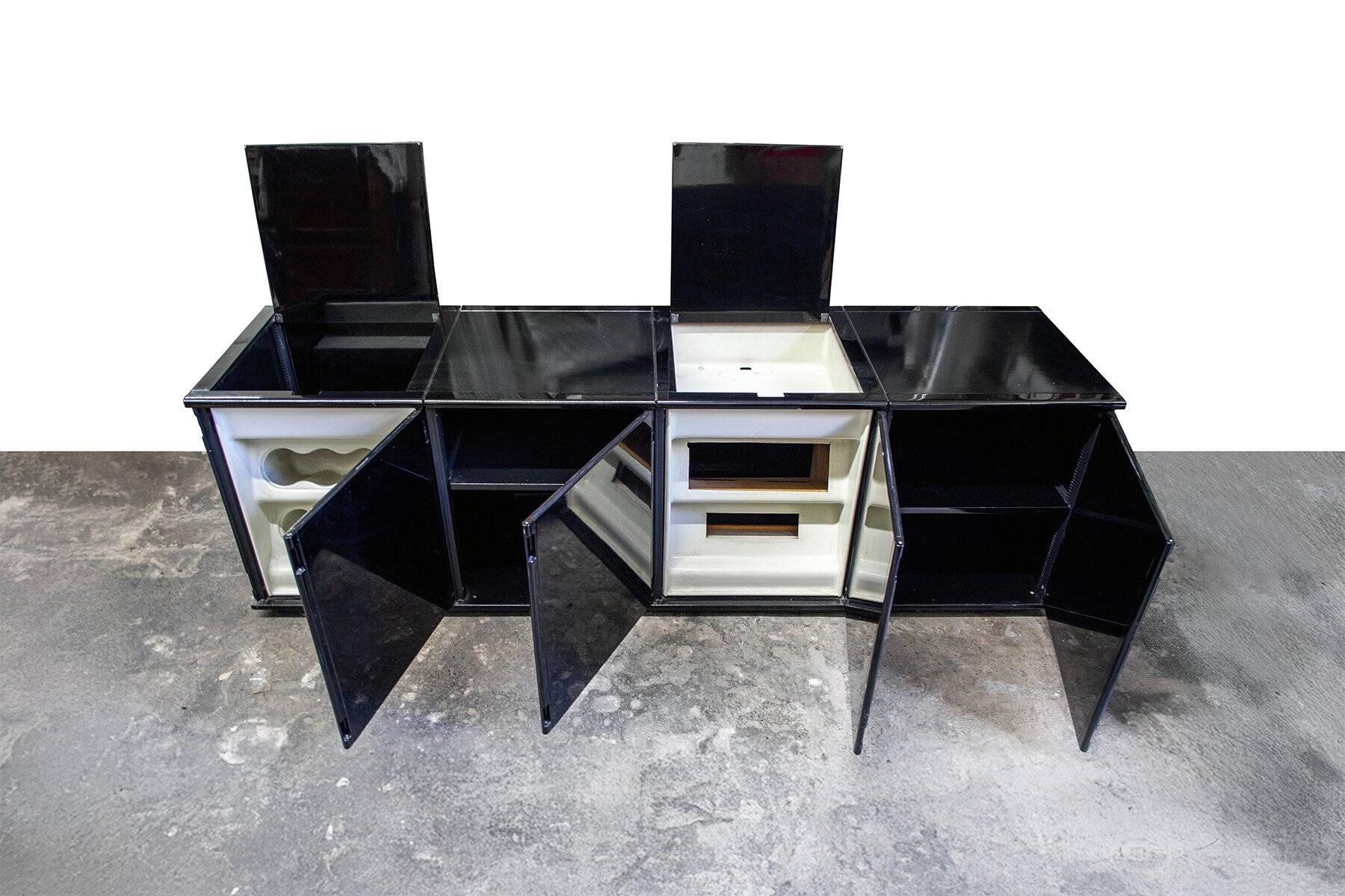 Larco credenza in black lacquered wood by Gianfranco Frattini for Molteni, Italy, 1970s.