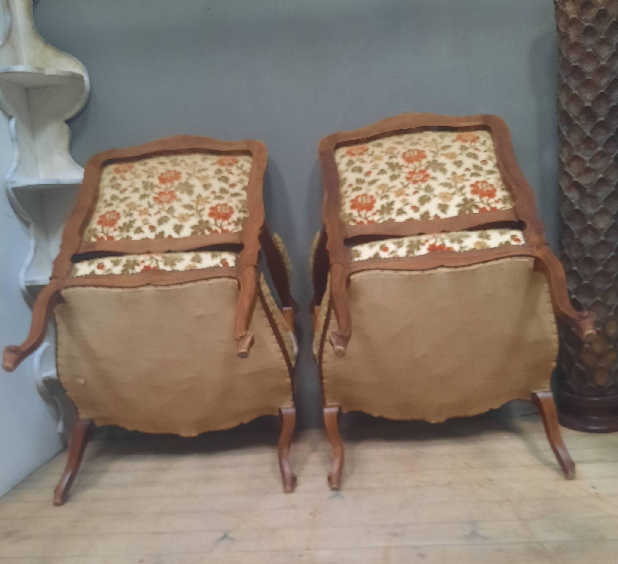 Paire de larges fauteuils style Louis XV