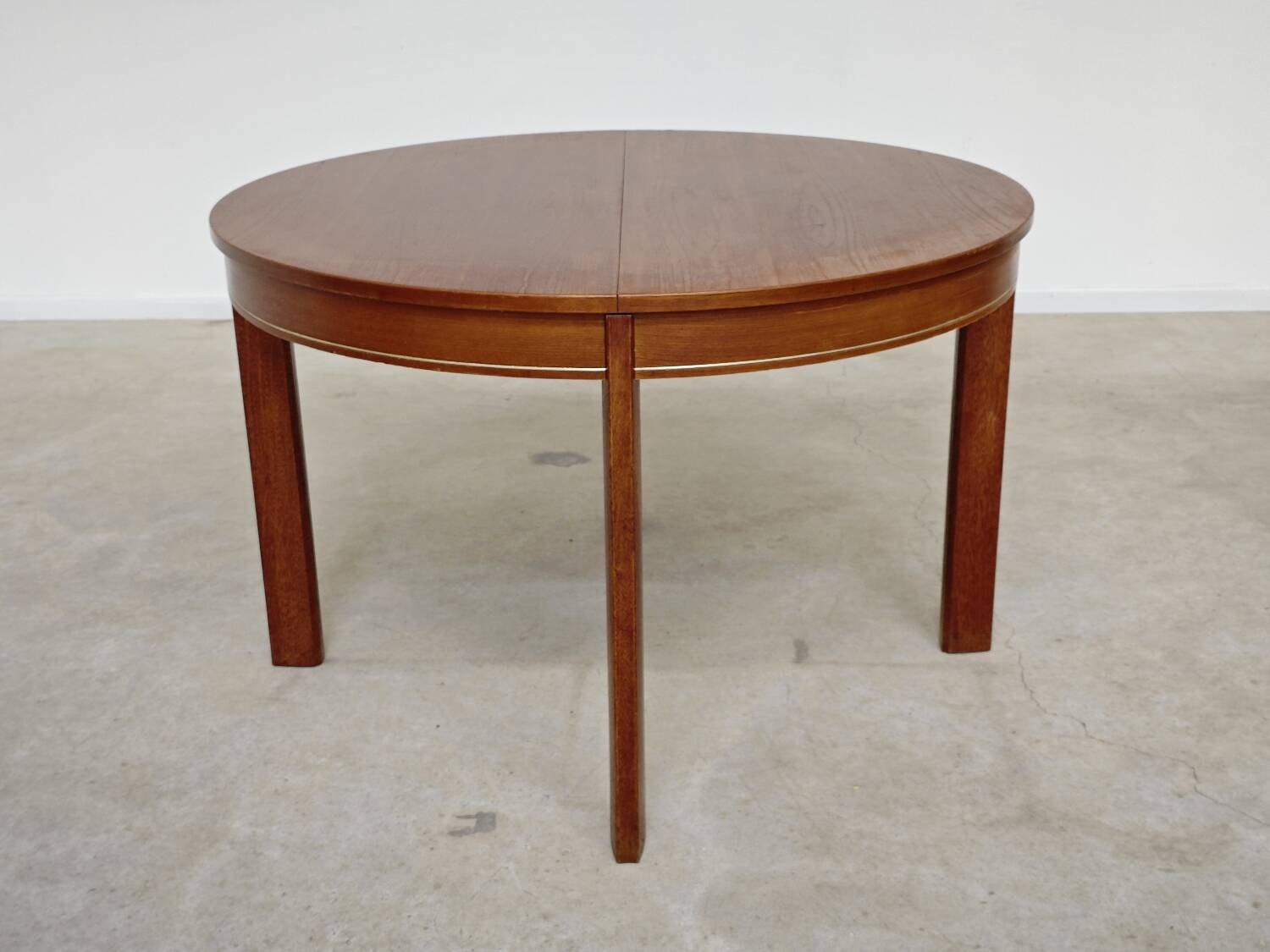 Extendable table with integrated Scandinavian style Self