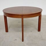 Extendable table with integrated Scandinavian style Self