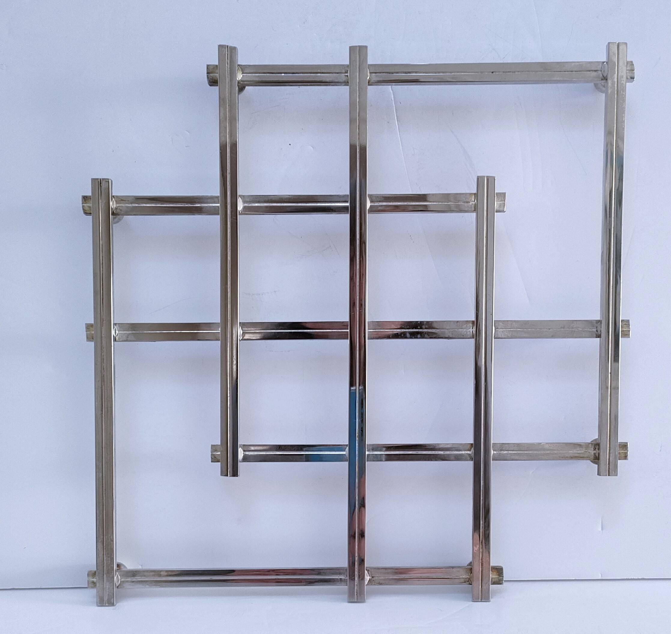 Art Deco style extendable silver metal trivet