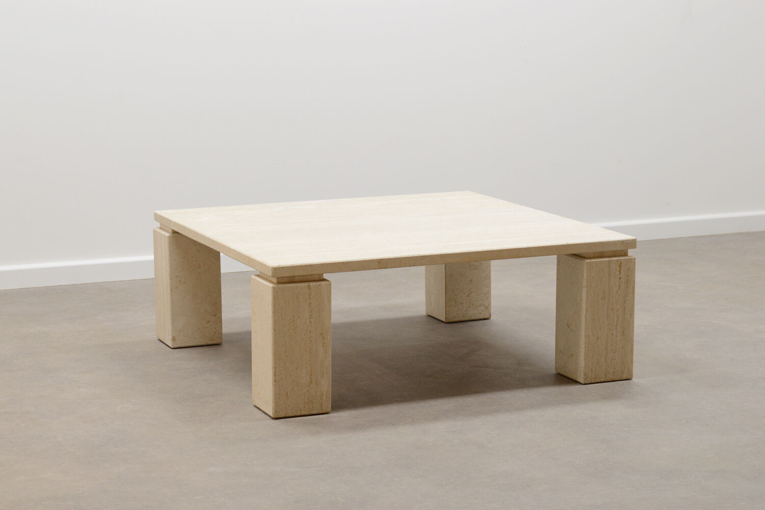 Table basse italienne en travertin des années 70.