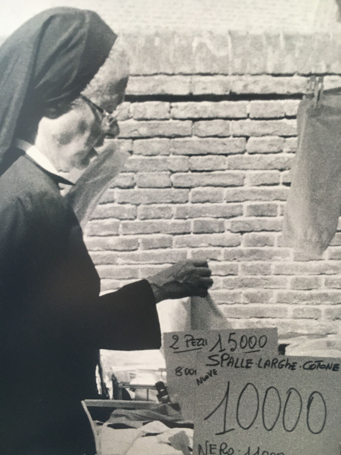 Photo années 90, religieuse et sous vêtements