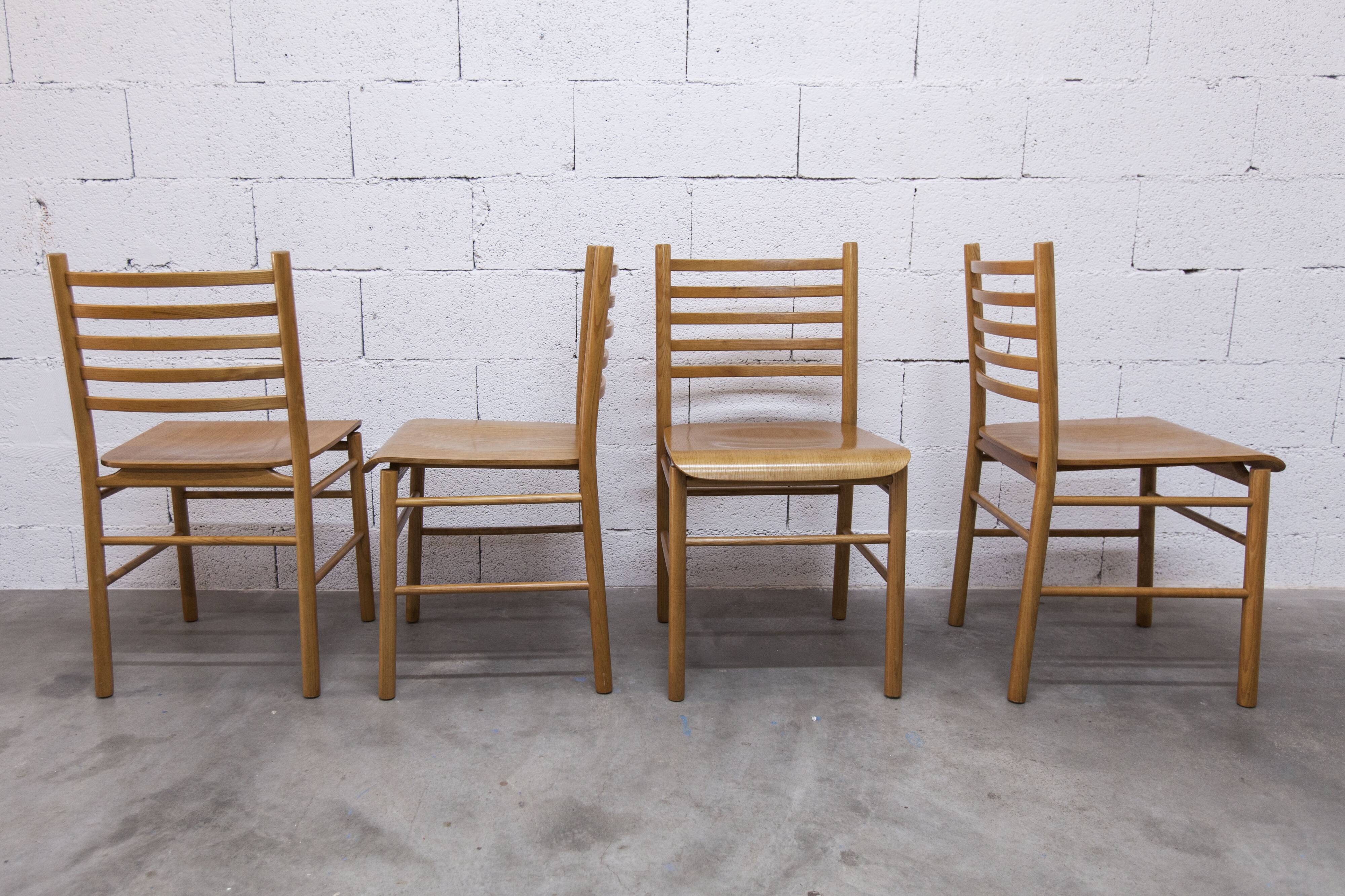 Danish ensemble transformable table 114 cm / 154 + 4 modernist chairs from the 1970s.