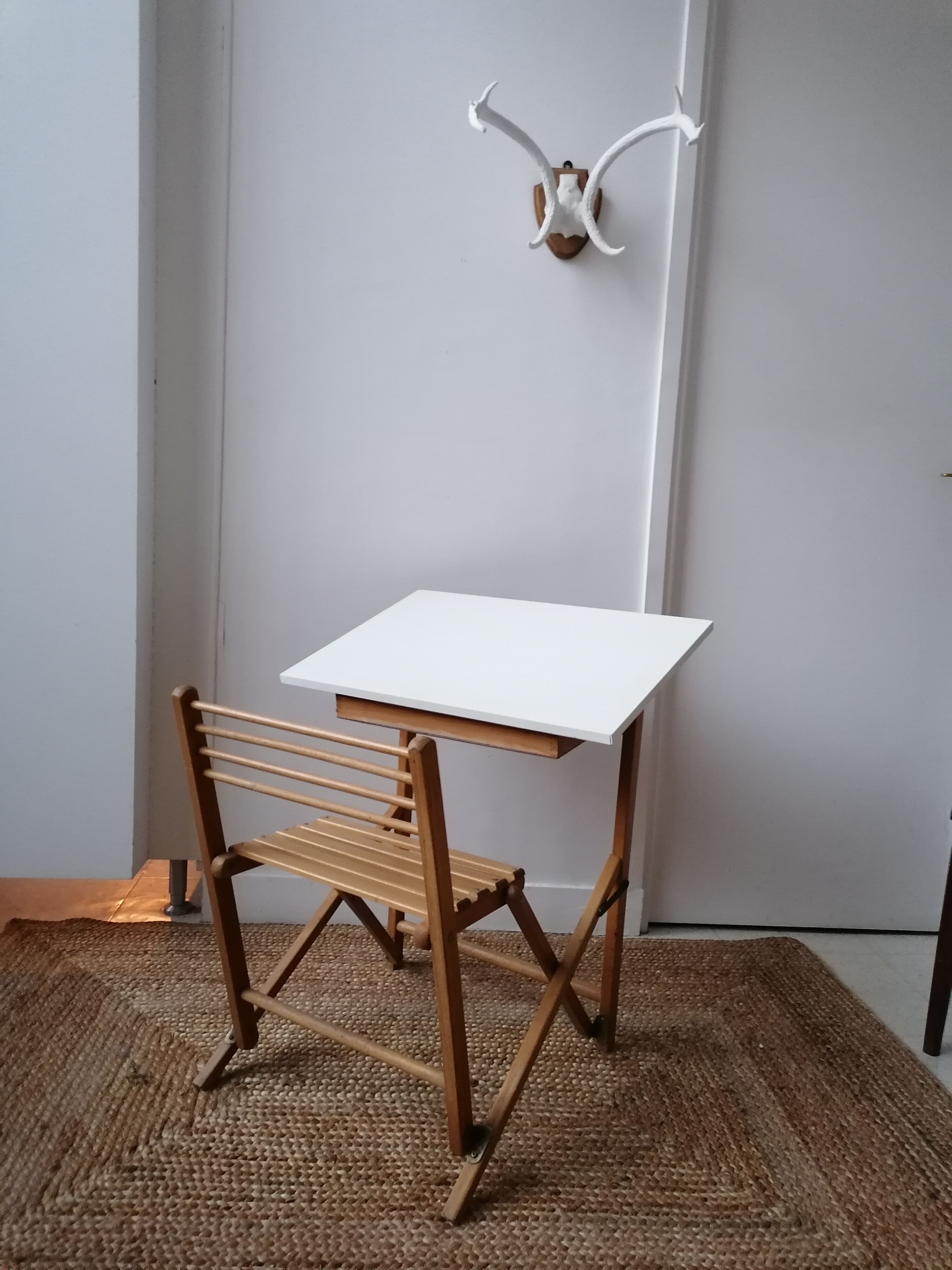 Folding child desk