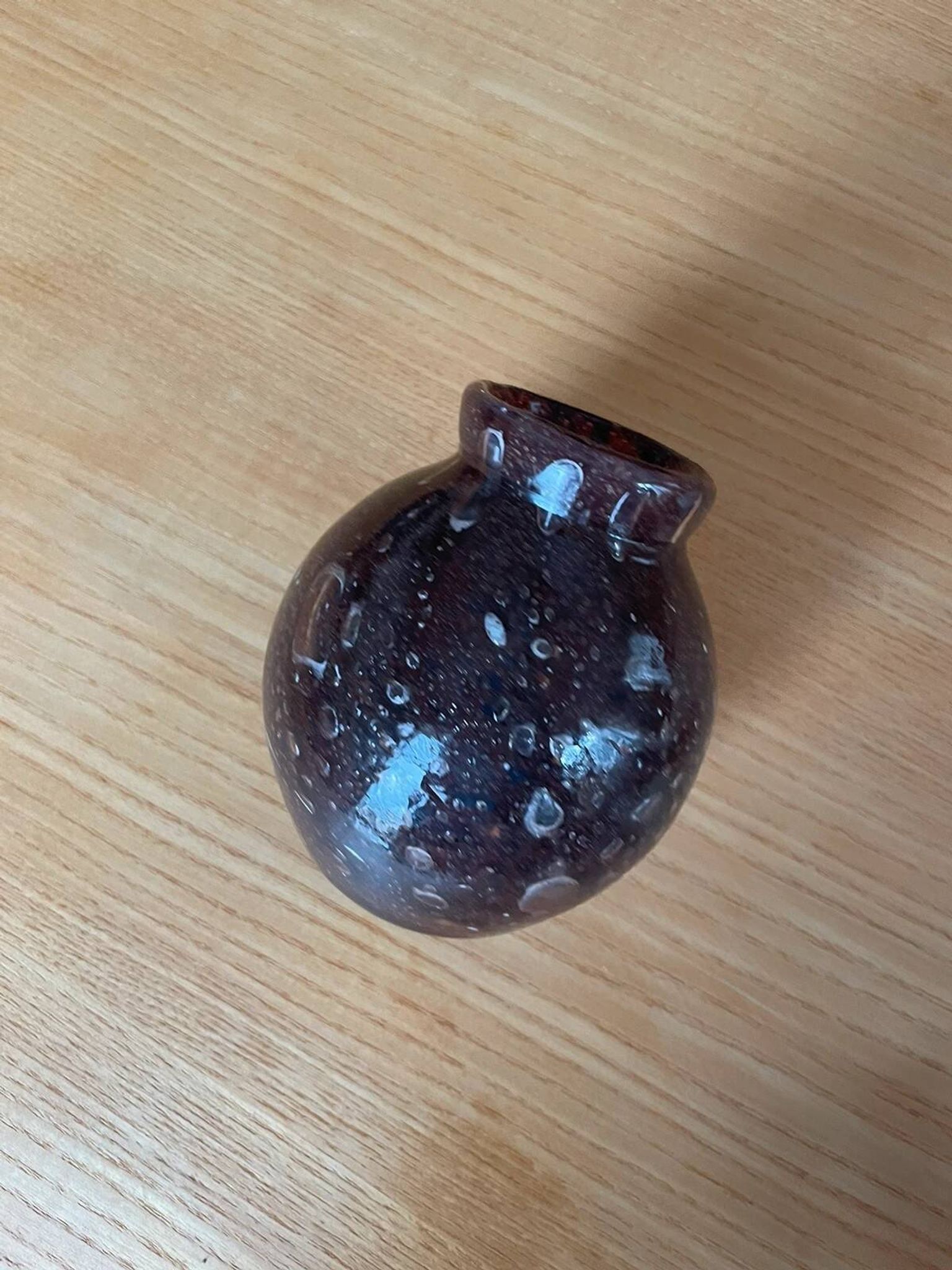 Petit vase marron en verre soufflé vintage
