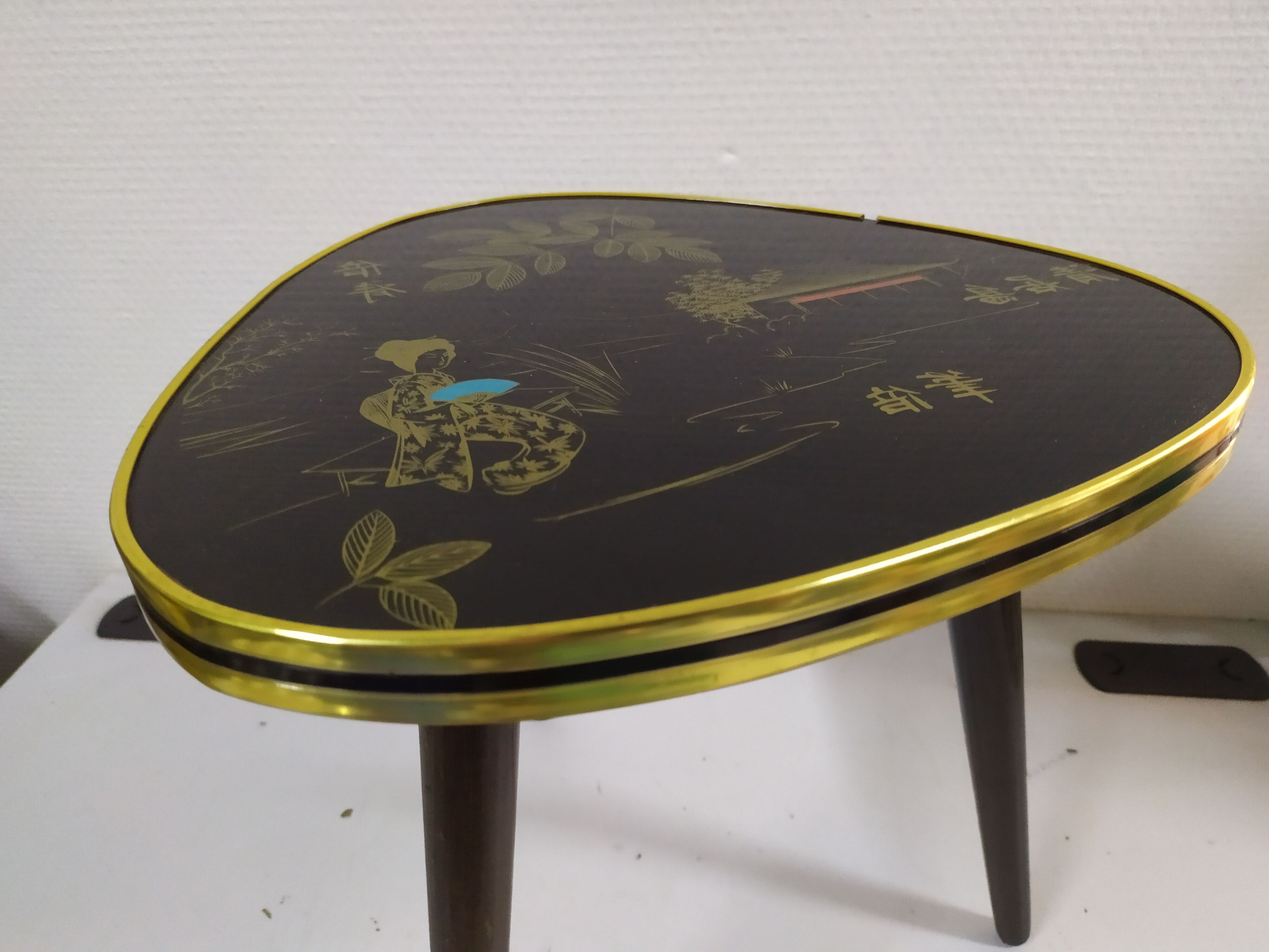 Plant holder in Chinese formica décor