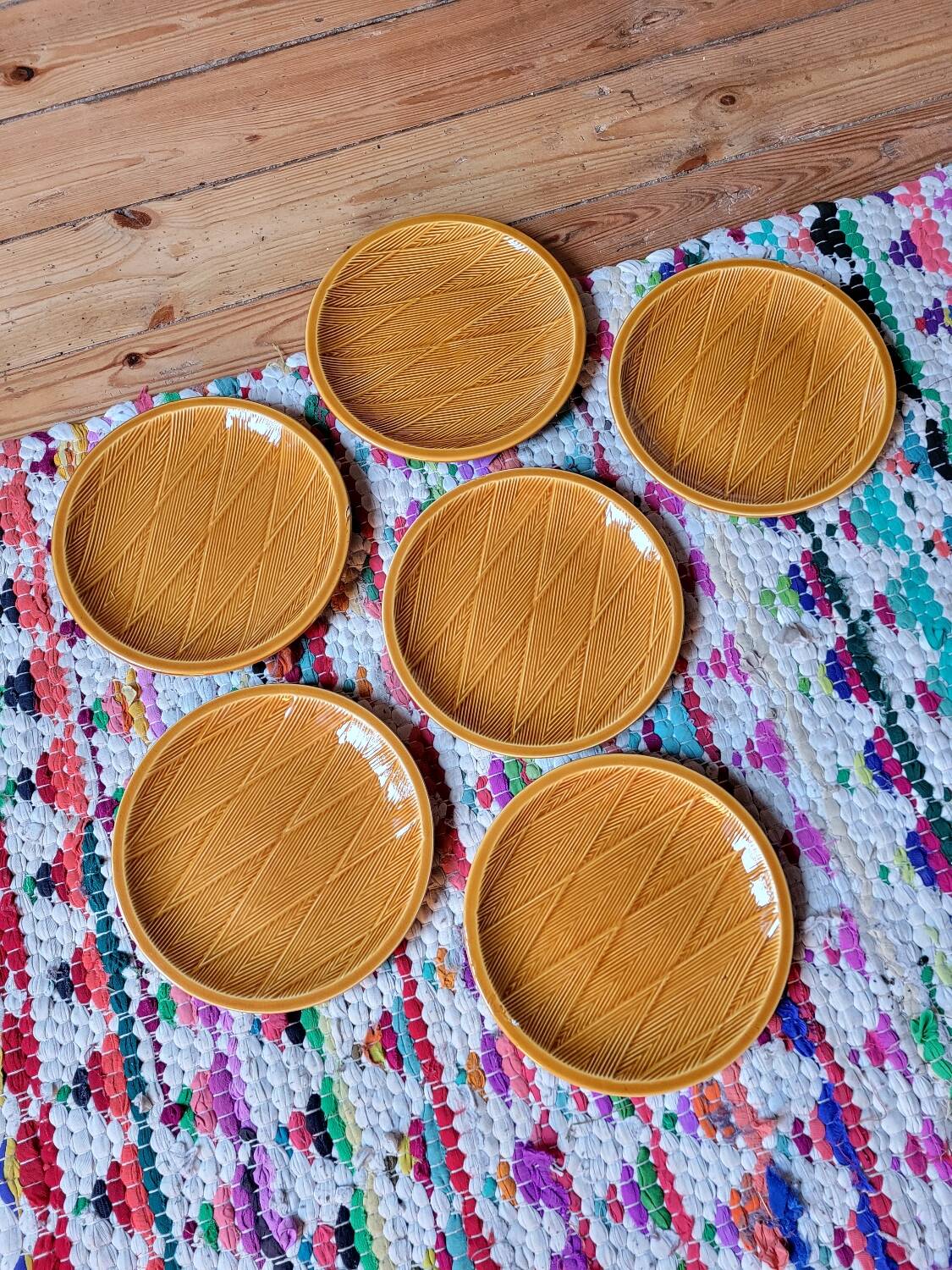 Lot n°2 of 6 Salins barbotine dessert plates