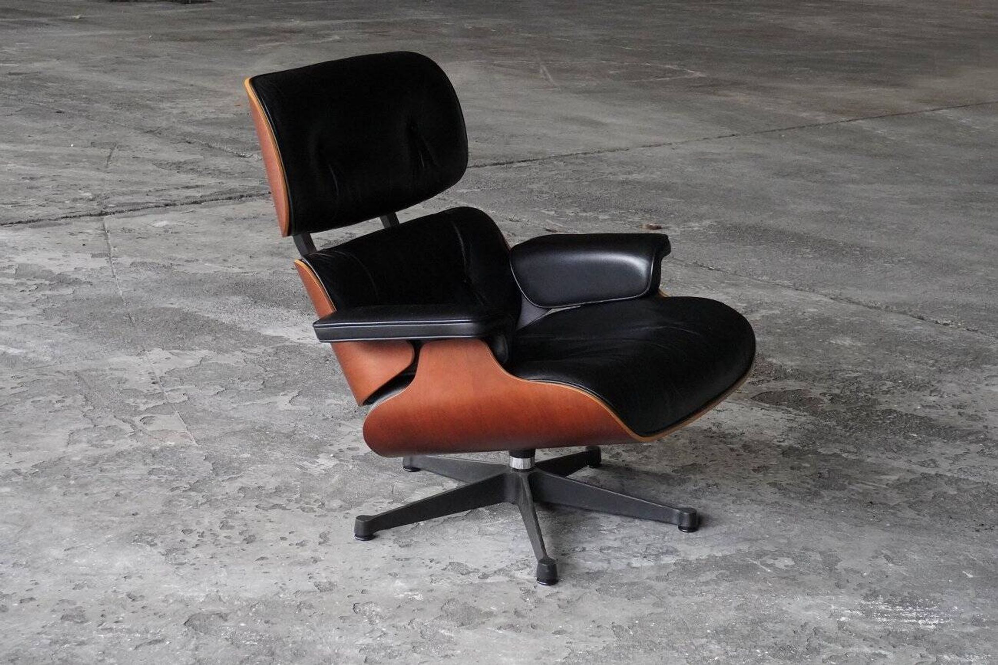 Fauteuil Lounge par Ray & Charles Eames pour Vitra, années 2000.