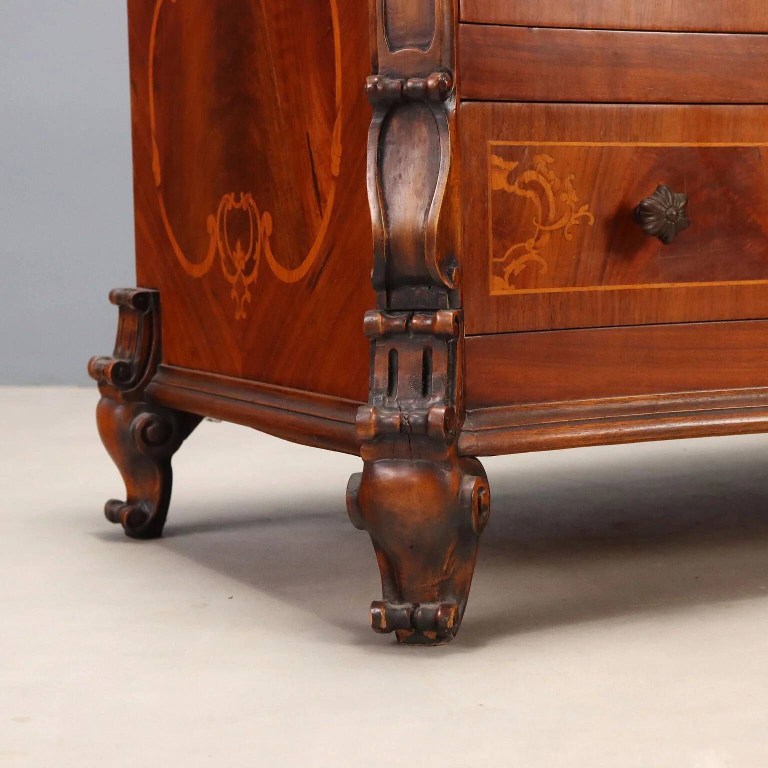 Antique drop-leaf table in walnut with maple inlays, Italy, 20th century.