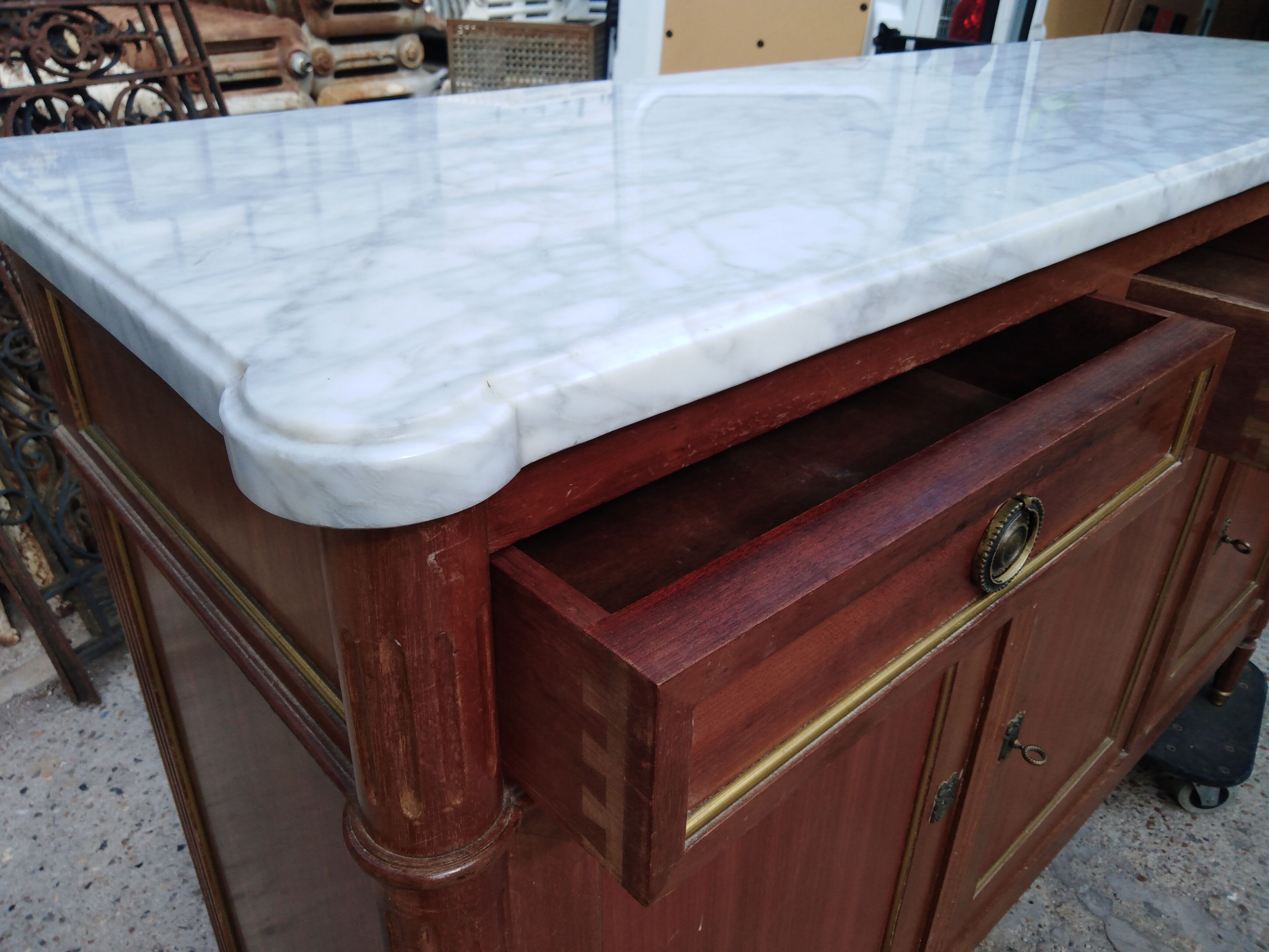 Small mahogany buffet on marble, Louis XVI style, 60s, in its juice!